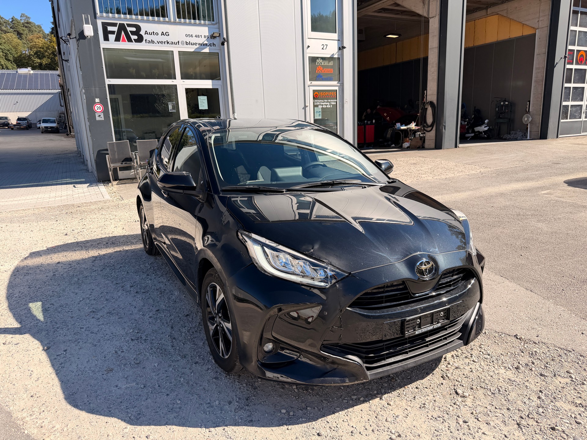 TOYOTA Yaris 1.5 Sport e-CVT-showroom-element-1