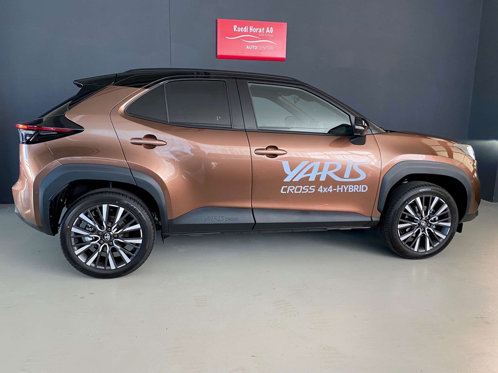 TOYOTA Yaris Cross 1.5 VVT-i HSD Premium AWD-i-showroom-element-3