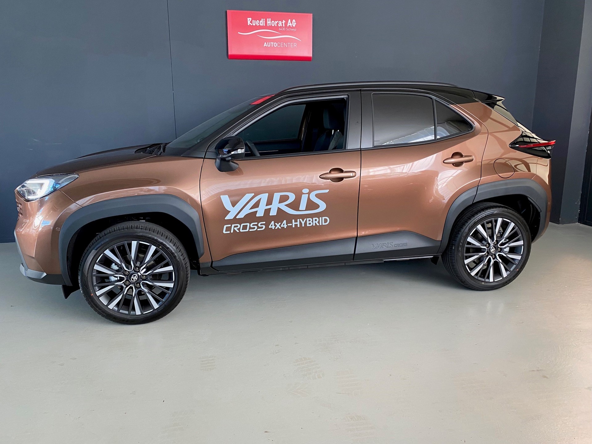TOYOTA Yaris Cross 1.5 VVT-i HSD Premium AWD-i-showroom-element-2