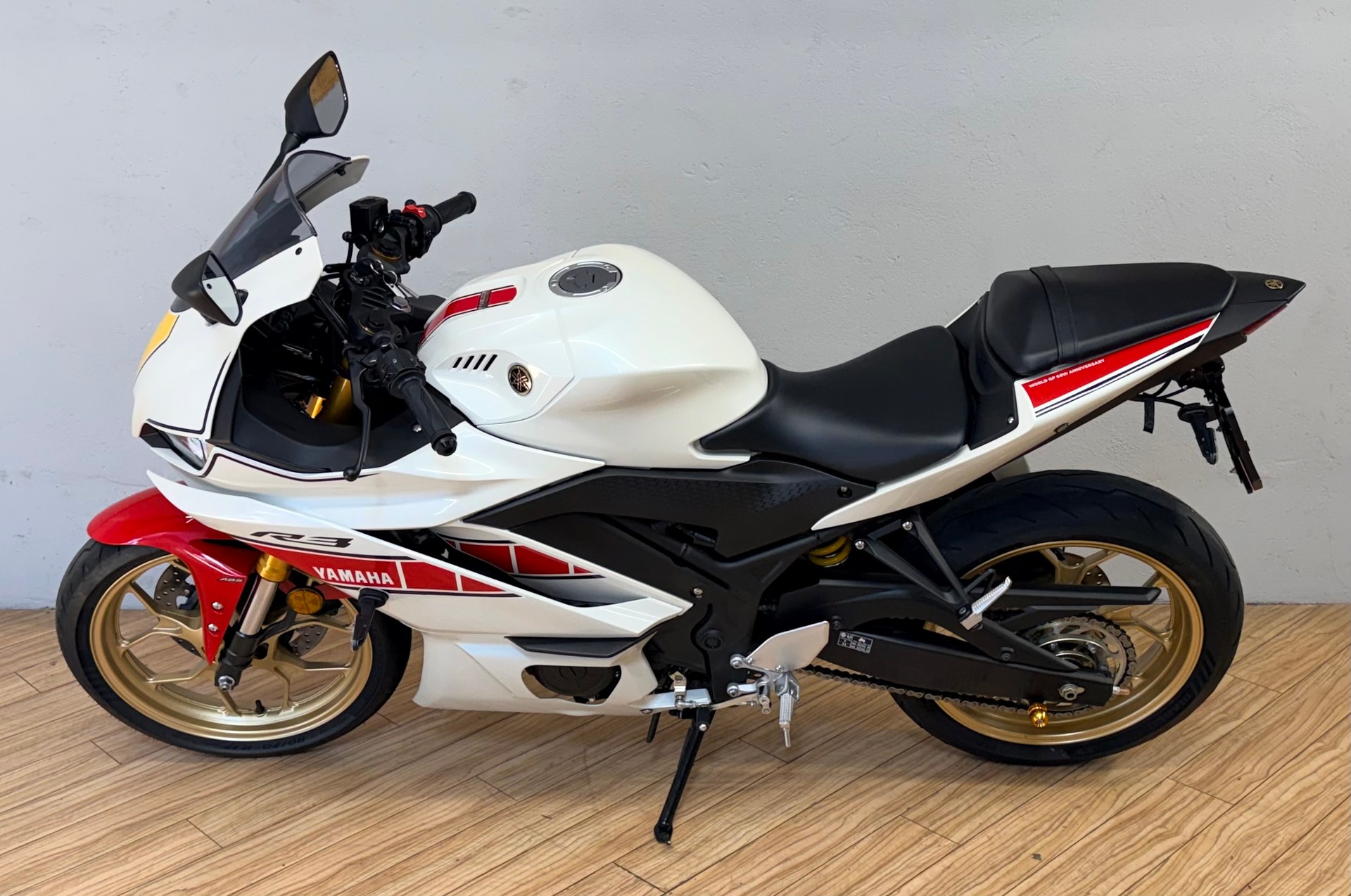 YAMAHA YZF-R3 World GP 60th-image-5