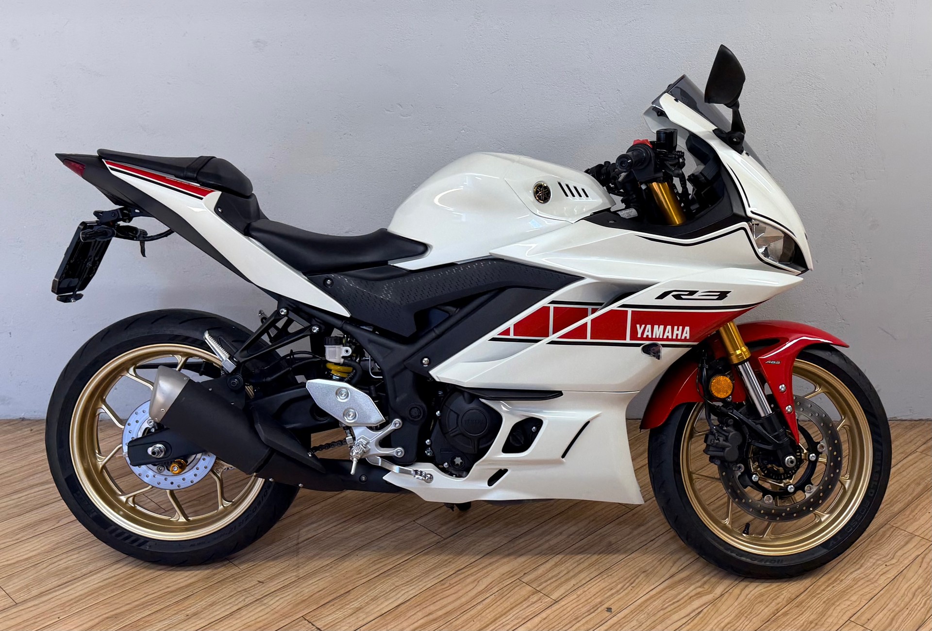 YAMAHA YZF-R3 World GP 60th-image-1