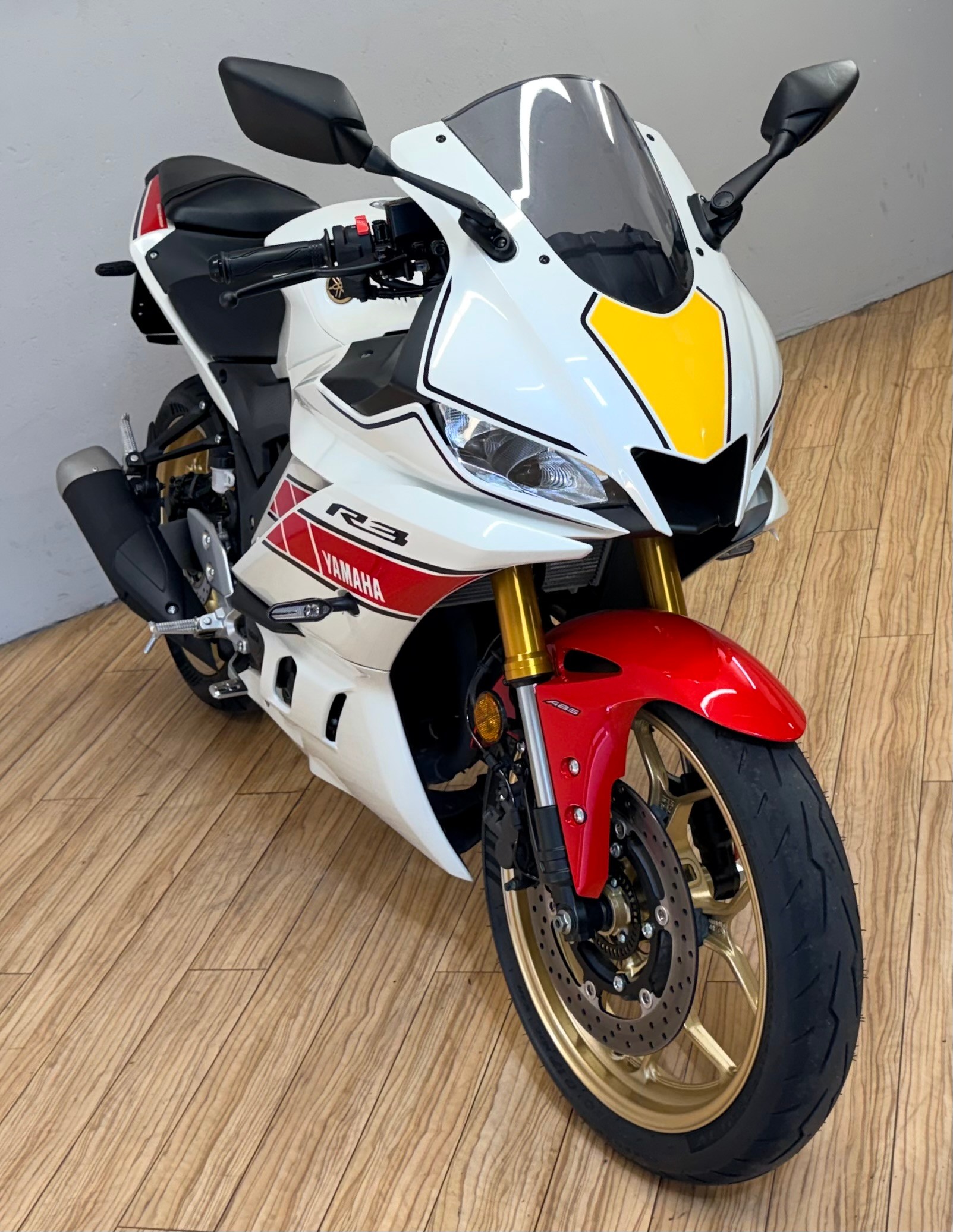 YAMAHA YZF-R3 World GP 60th-image-0