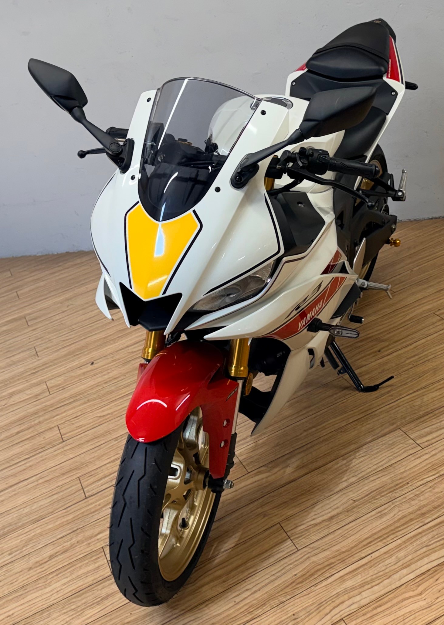 YAMAHA YZF-R3 World GP 60th-image-6