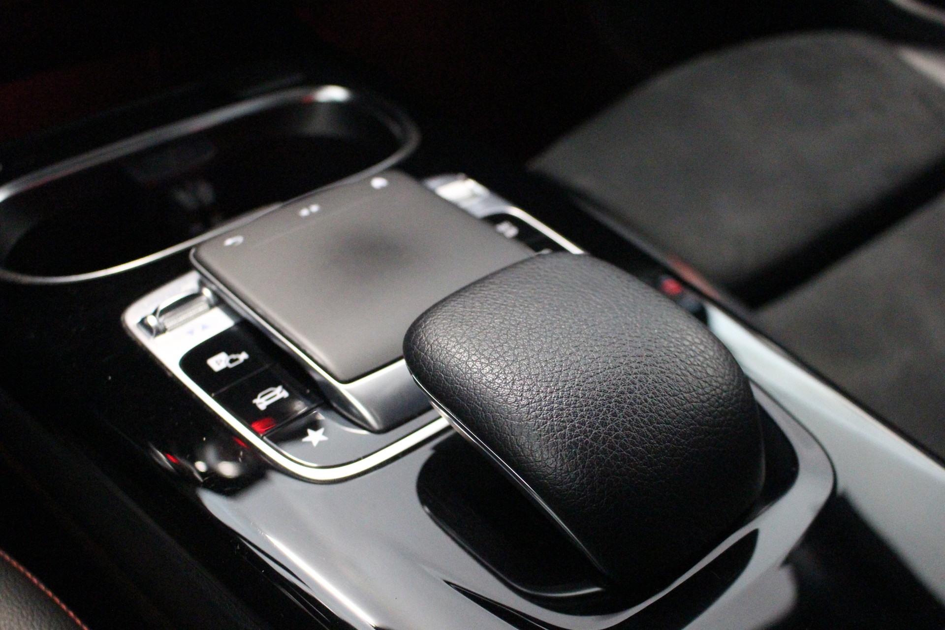 MERCEDES-BENZ CLA 200 d AMG Line-image-20
