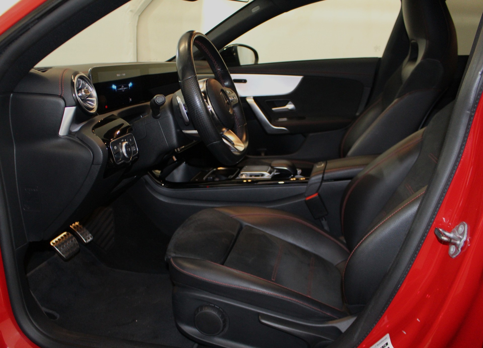 MERCEDES-BENZ CLA 200 d AMG Line-image-6