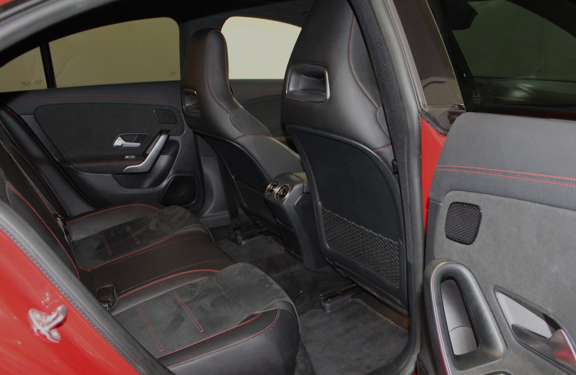 MERCEDES-BENZ CLA 200 d AMG Line-image-9