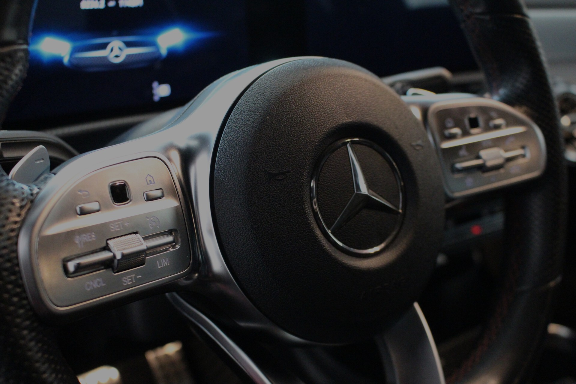 MERCEDES-BENZ CLA 200 d AMG Line-image-13