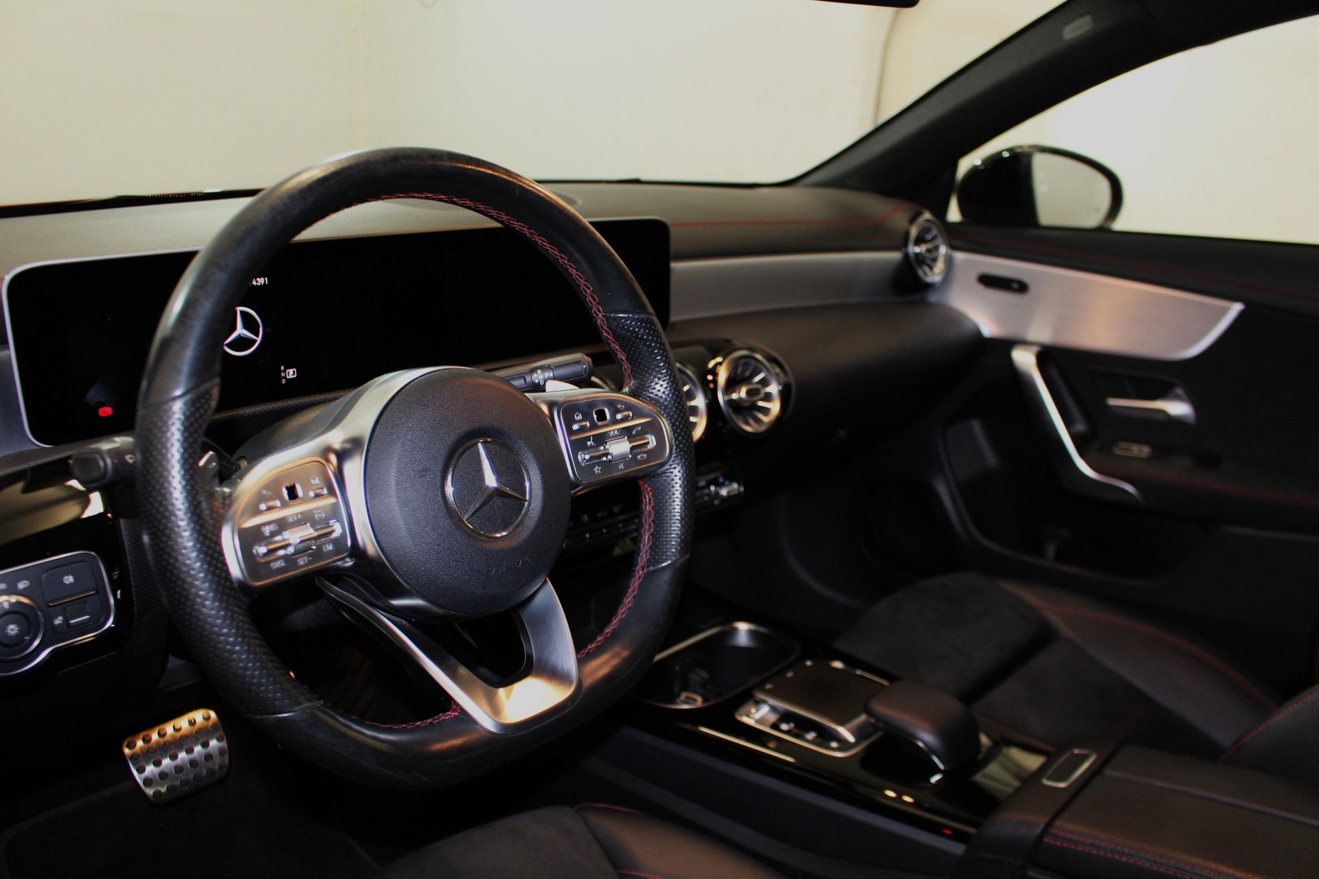 MERCEDES-BENZ CLA 200 d AMG Line-image-11