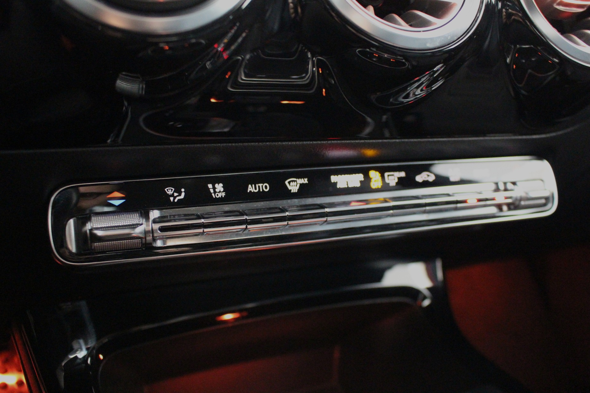 MERCEDES-BENZ CLA 200 d AMG Line-image-19