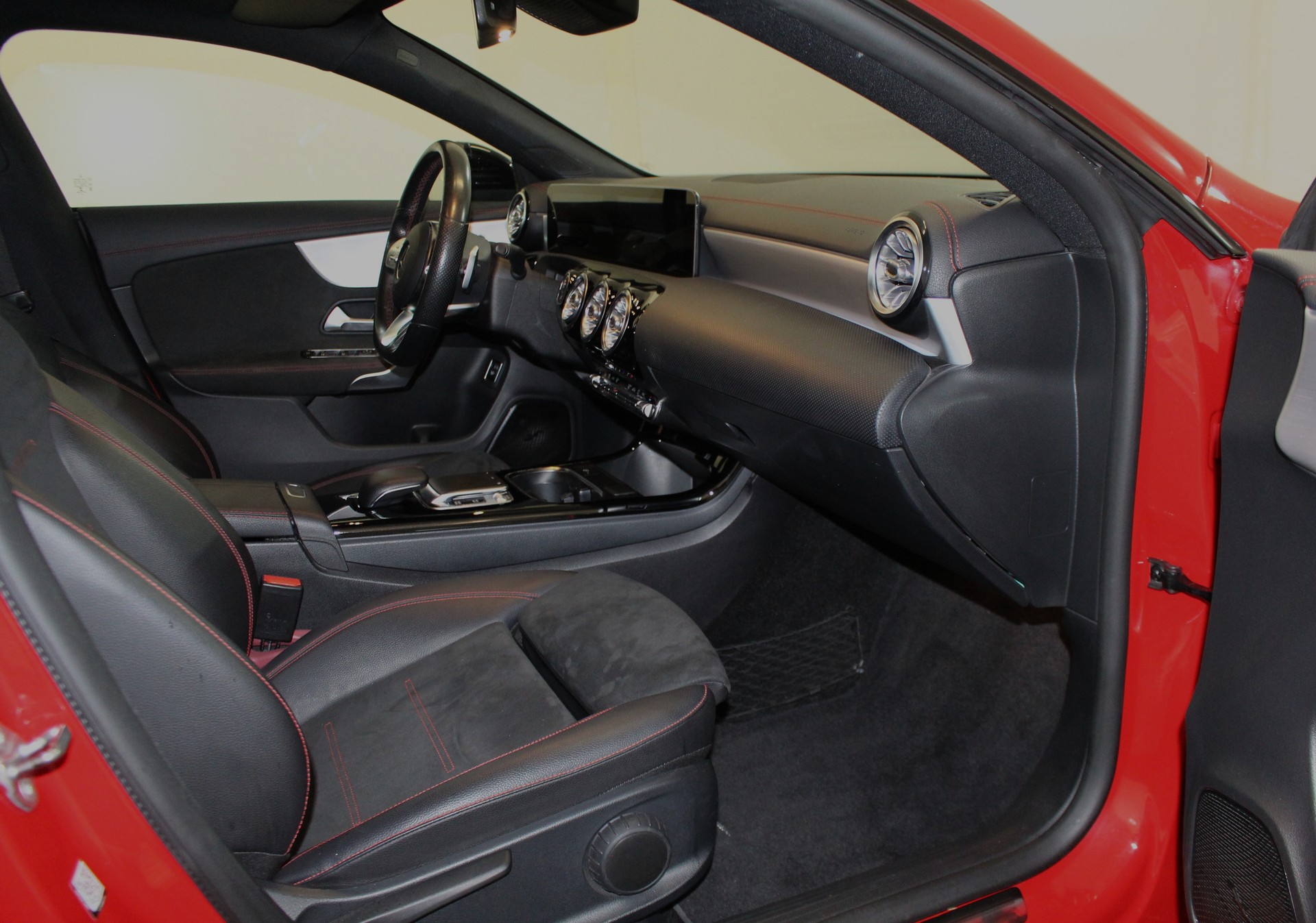 MERCEDES-BENZ CLA 200 d AMG Line-image-10
