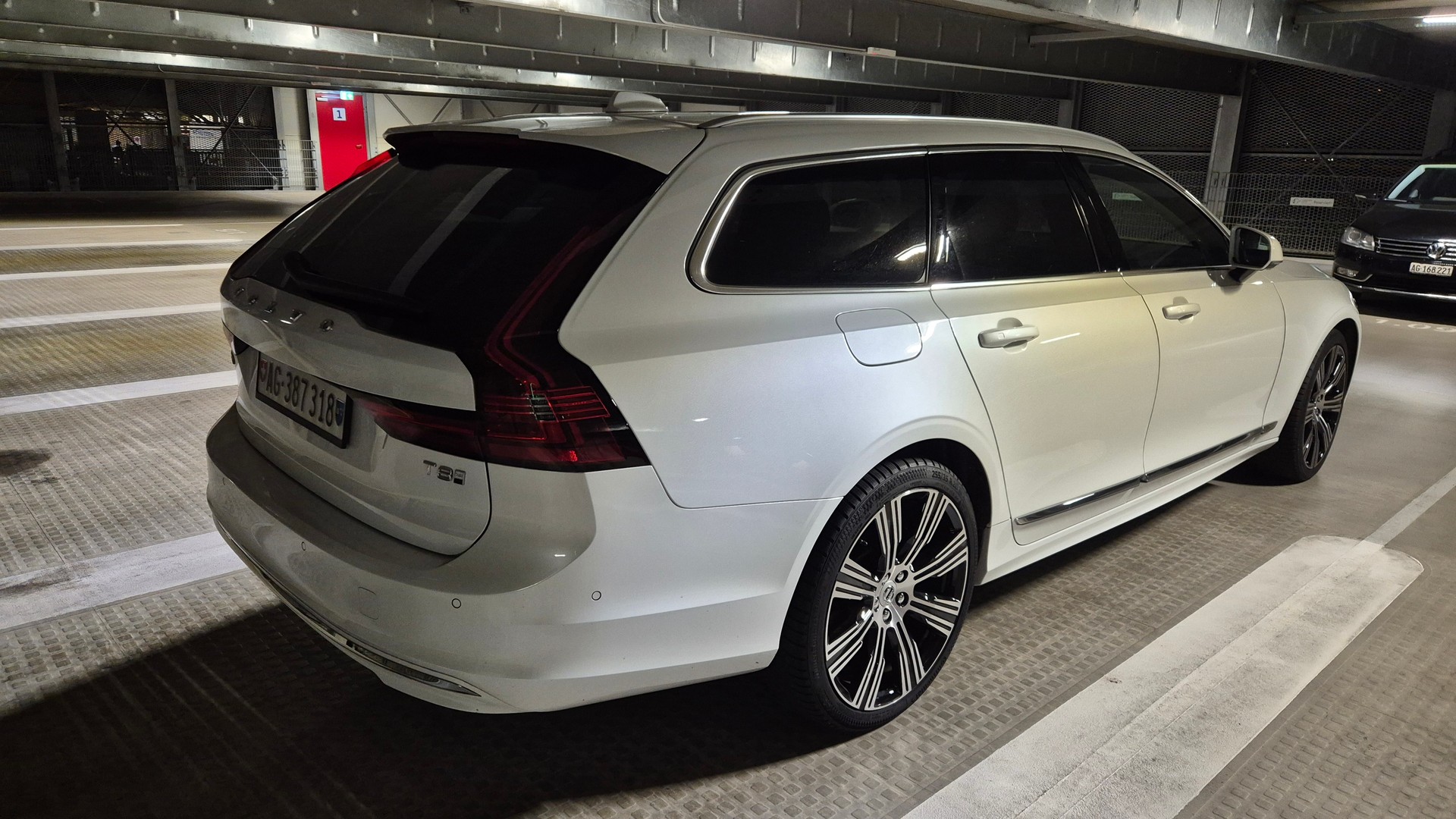 VOLVO V90 T8 eAWD Plug in Hybrid Ultra Geartronic-image-2