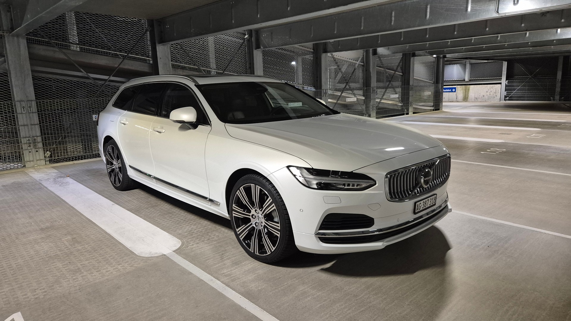 VOLVO V90 T8 eAWD Plug in Hybrid Ultra Geartronic-image-4