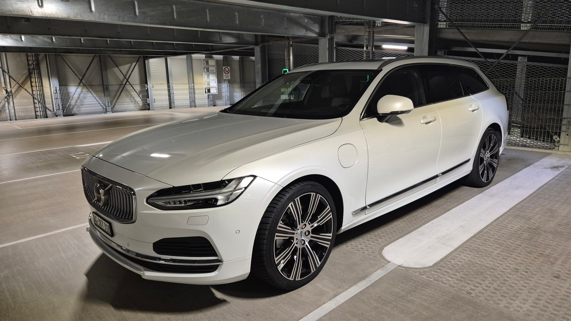 VOLVO V90 T8 eAWD Plug in Hybrid Ultra Geartronic-image-1