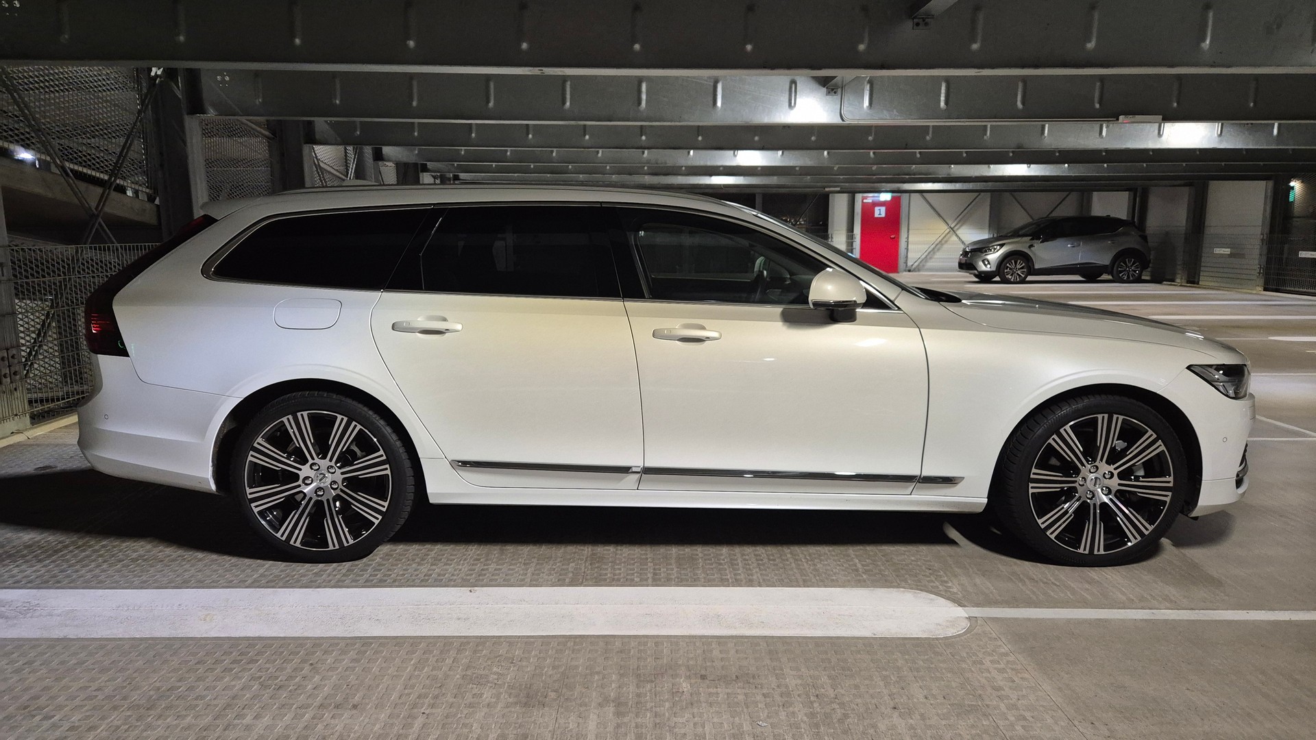 VOLVO V90 T8 eAWD Plug in Hybrid Ultra Geartronic-image-5