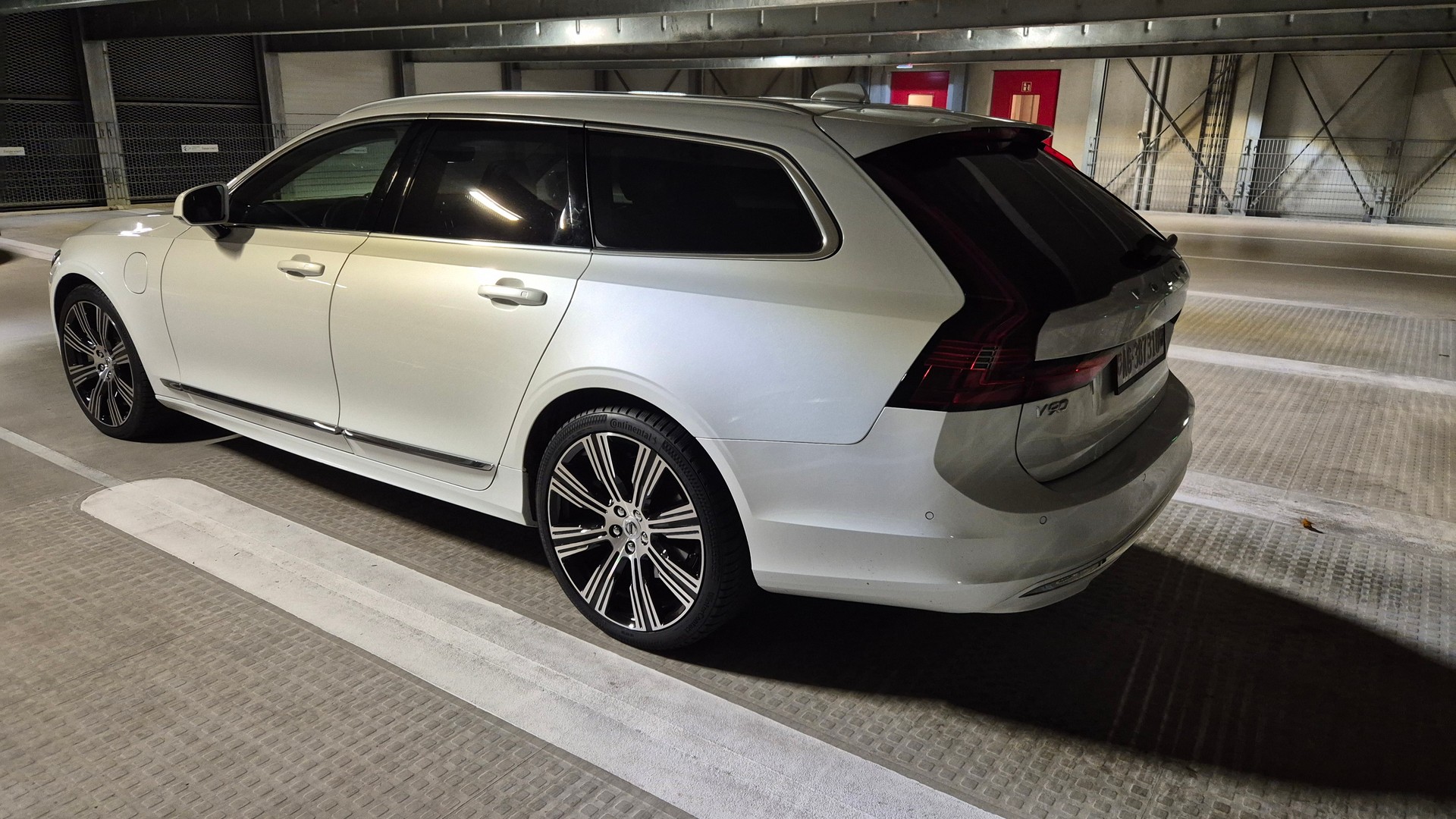 VOLVO V90 T8 eAWD Plug in Hybrid Ultra Geartronic-image-3