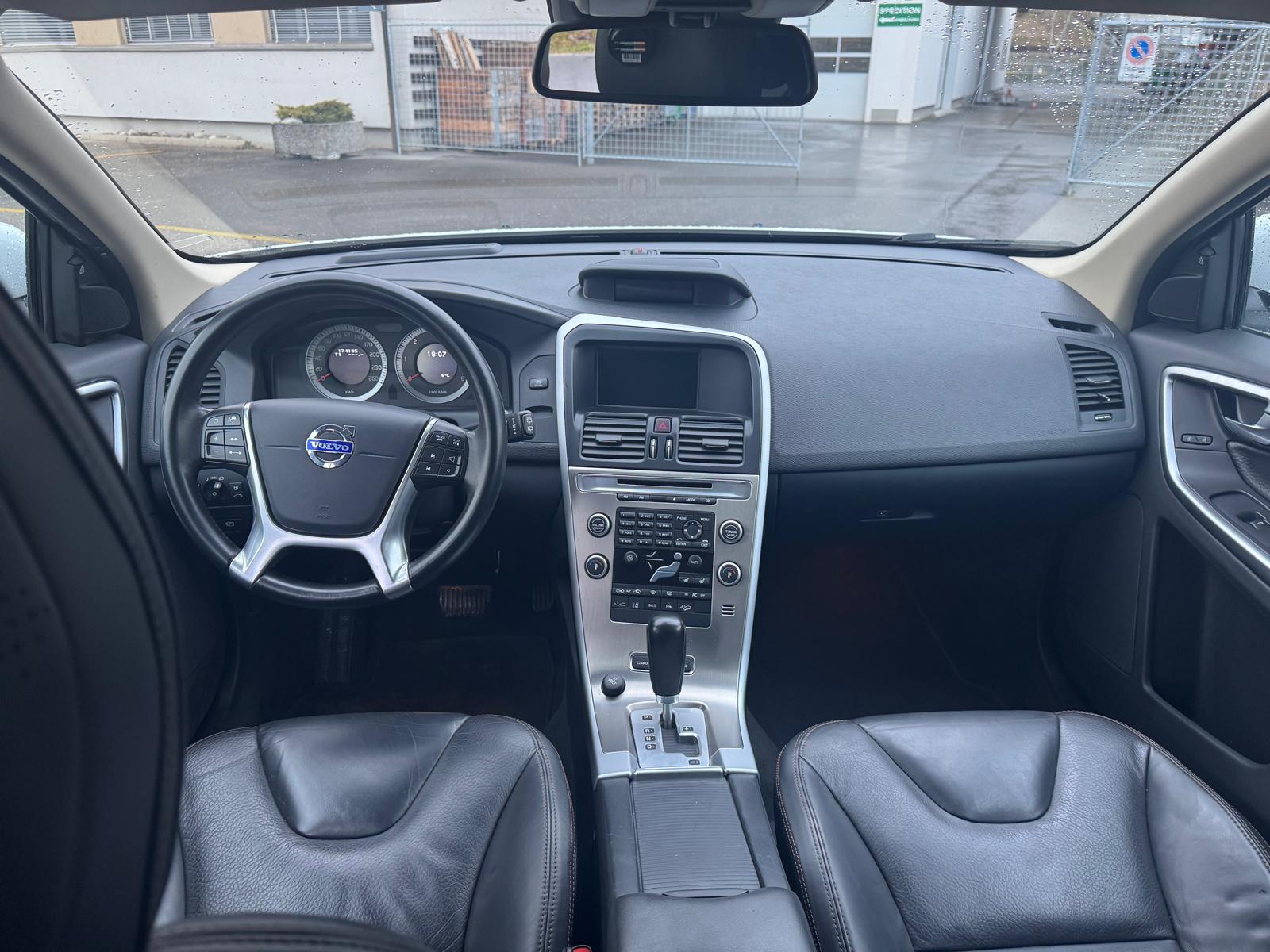 VOLVO XC60 D5 AWD Kinetic Geartronic-image-5