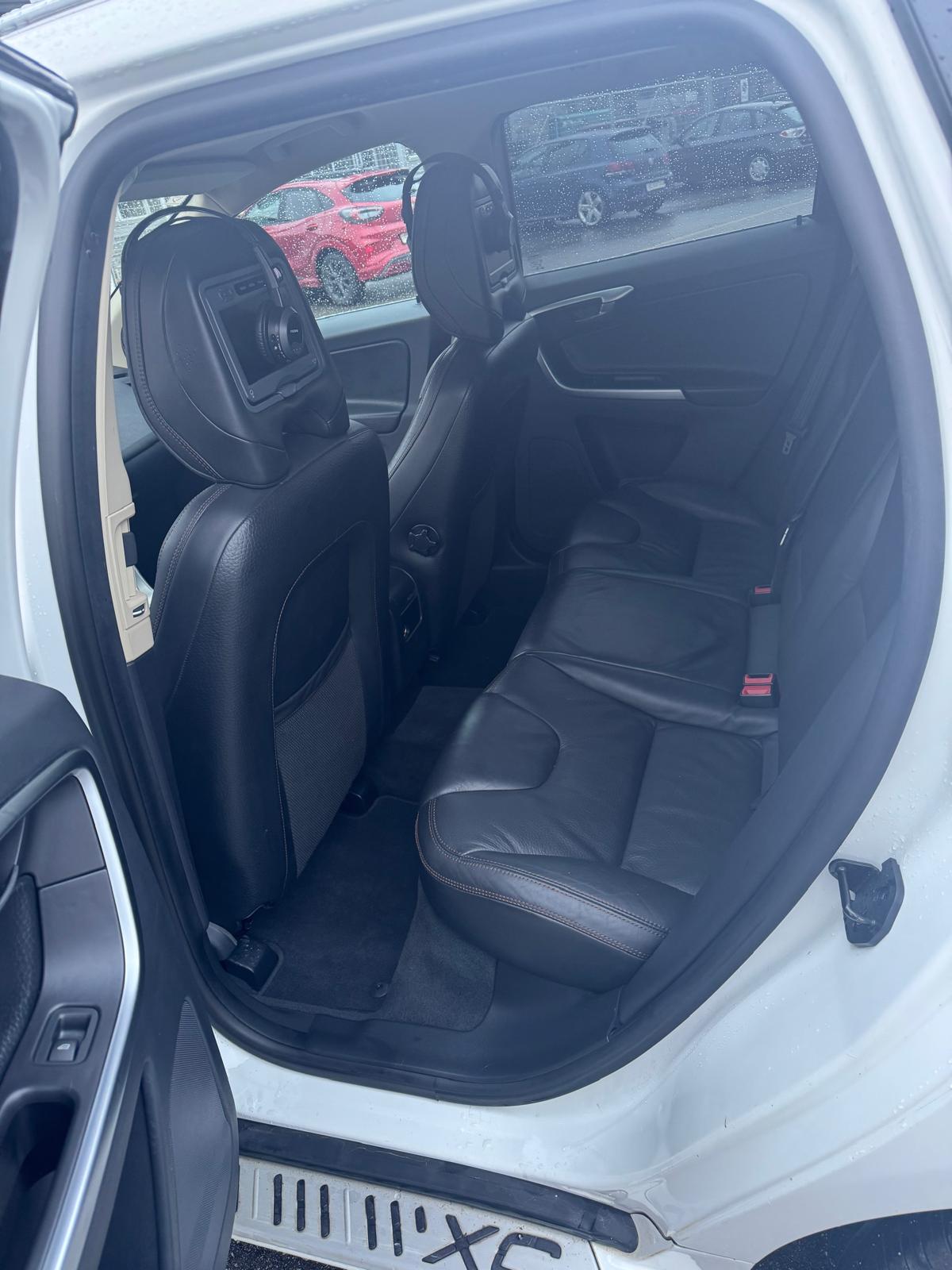 VOLVO XC60 D5 AWD Kinetic Geartronic-image-8