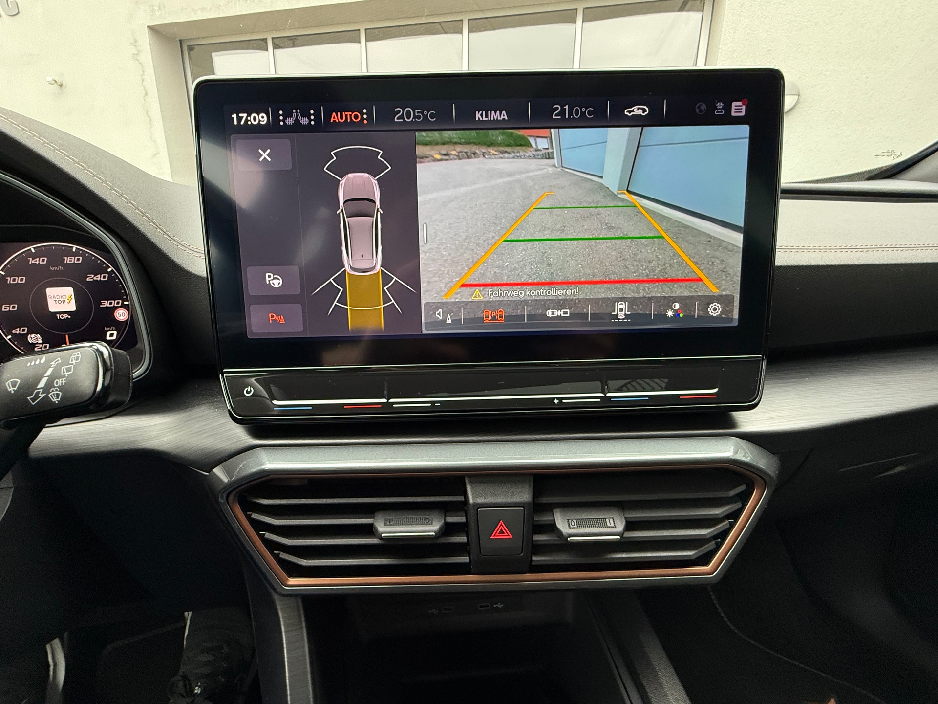 CUPRA Formentor 2.0TSI VZ 4Drive DSG mit Anhängerkupplung & Panoramadach-image-24