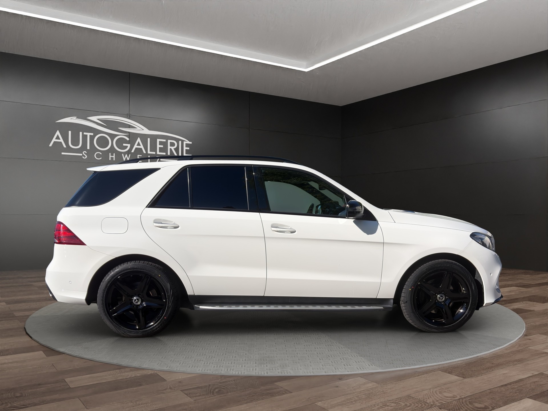 MERCEDES-BENZ GLE 350 d AMG Line Executive 4Matic 9G-Tronic | CH | Night | Panorama | Comand | AHK | Airmatic |-image-5