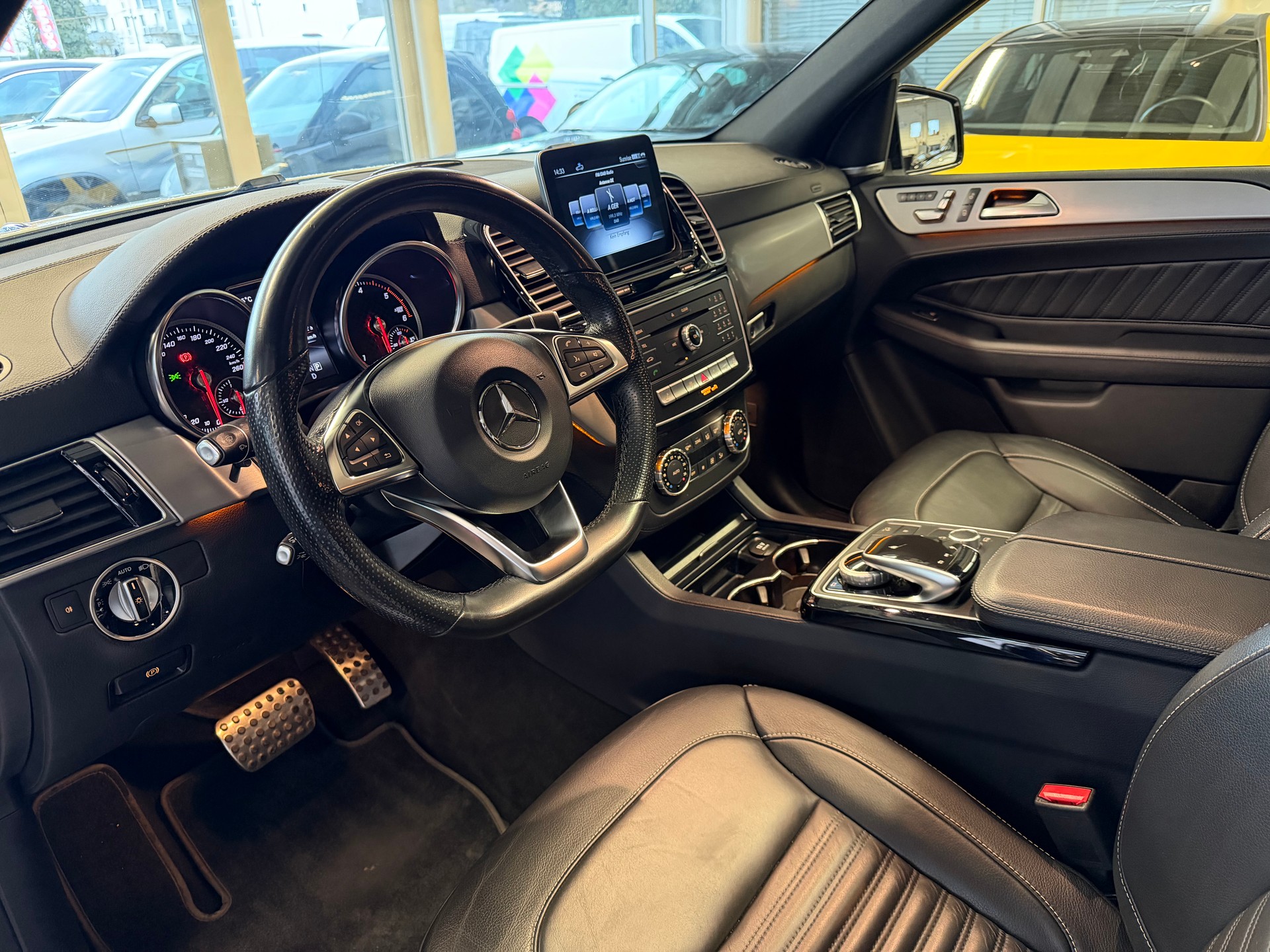 MERCEDES-BENZ GLE 350 d AMG Line Executive 4Matic 9G-Tronic | CH | Night | Panorama | Comand | AHK | Airmatic |-image-10