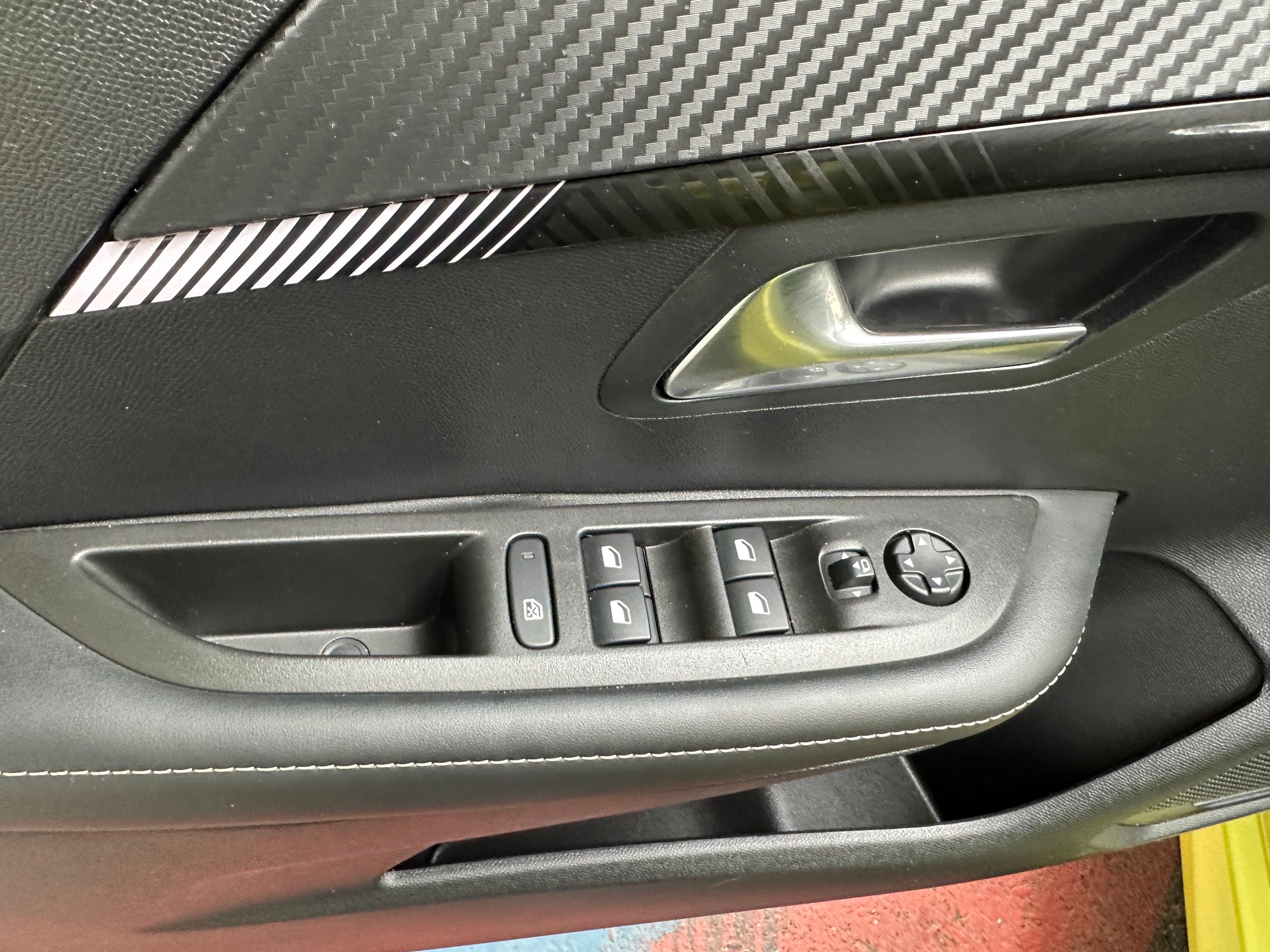 PEUGEOT 208 1.2 MHEV 110 Allure-image-9
