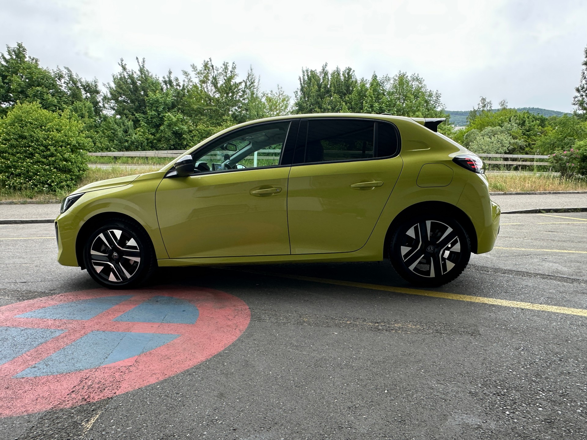 PEUGEOT 208 1.2 MHEV 110 Allure-image-5