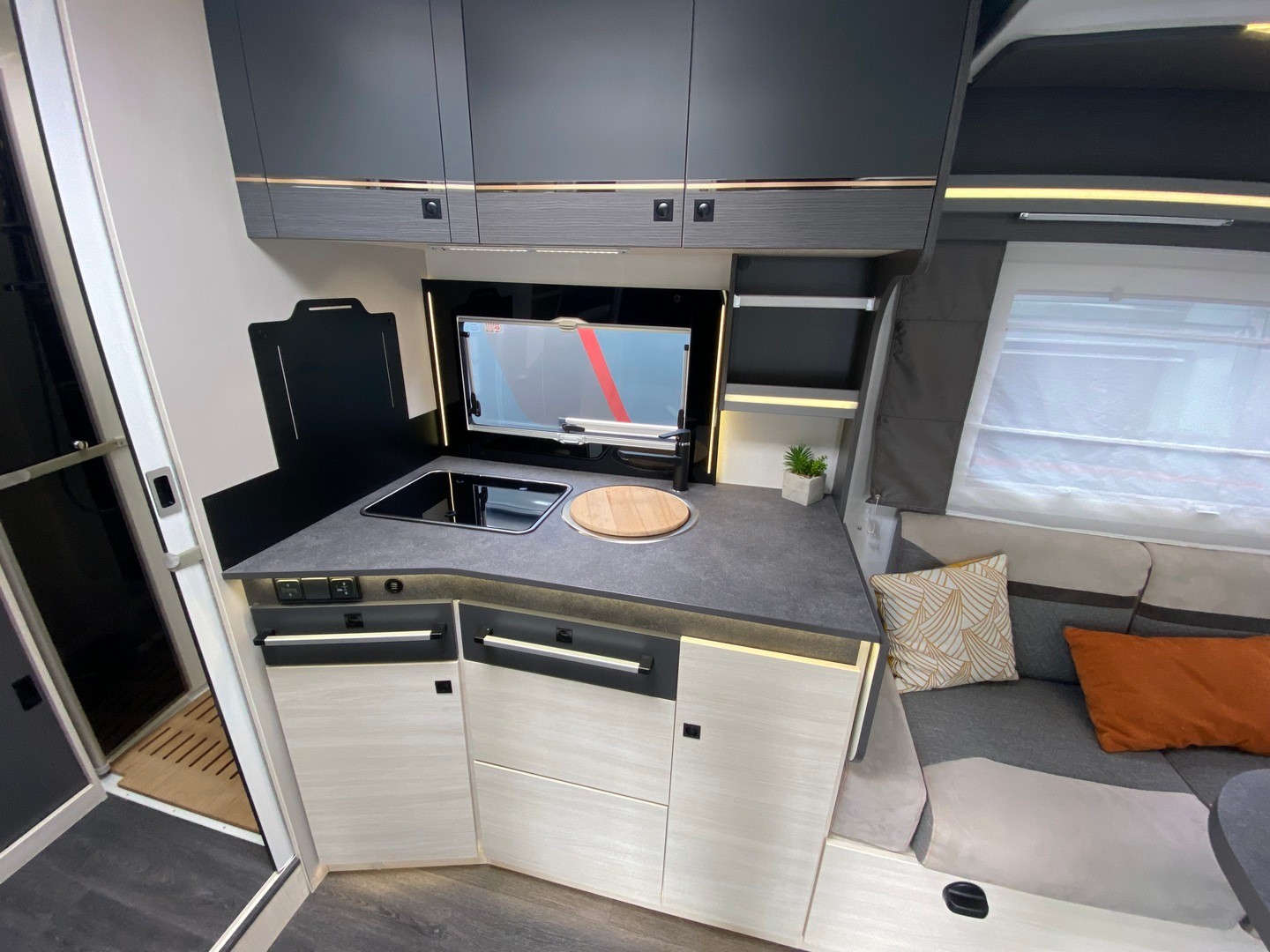 CHALLENGER Graphite 260 Premium, Ford Transit 2.0TDCi 170PS Automat-image-7