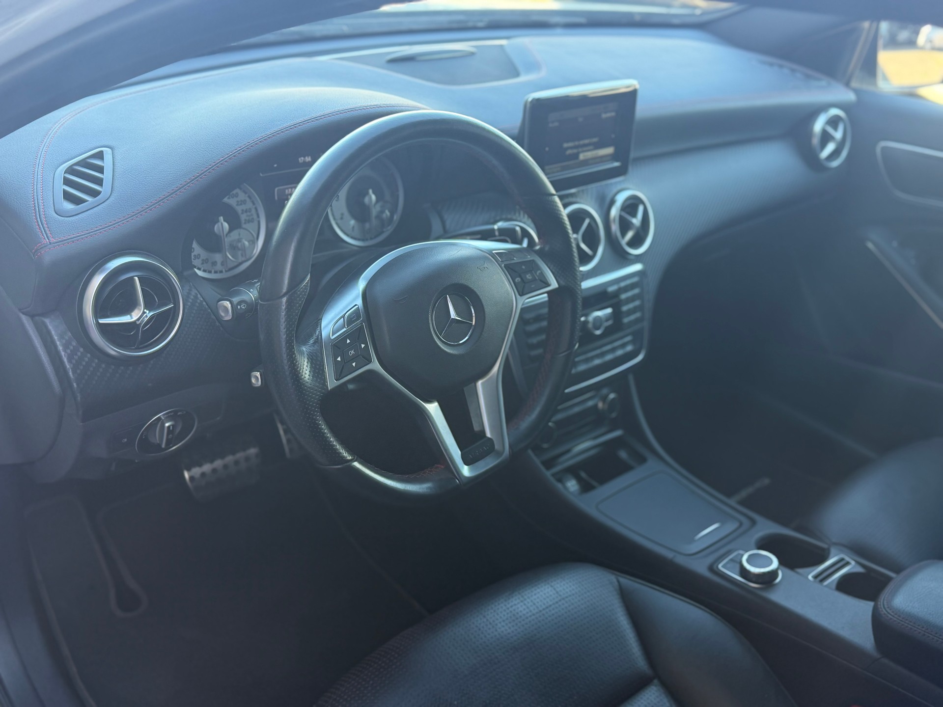 MERCEDES-BENZ A 180 AMG Line 7G-DCT-image-11