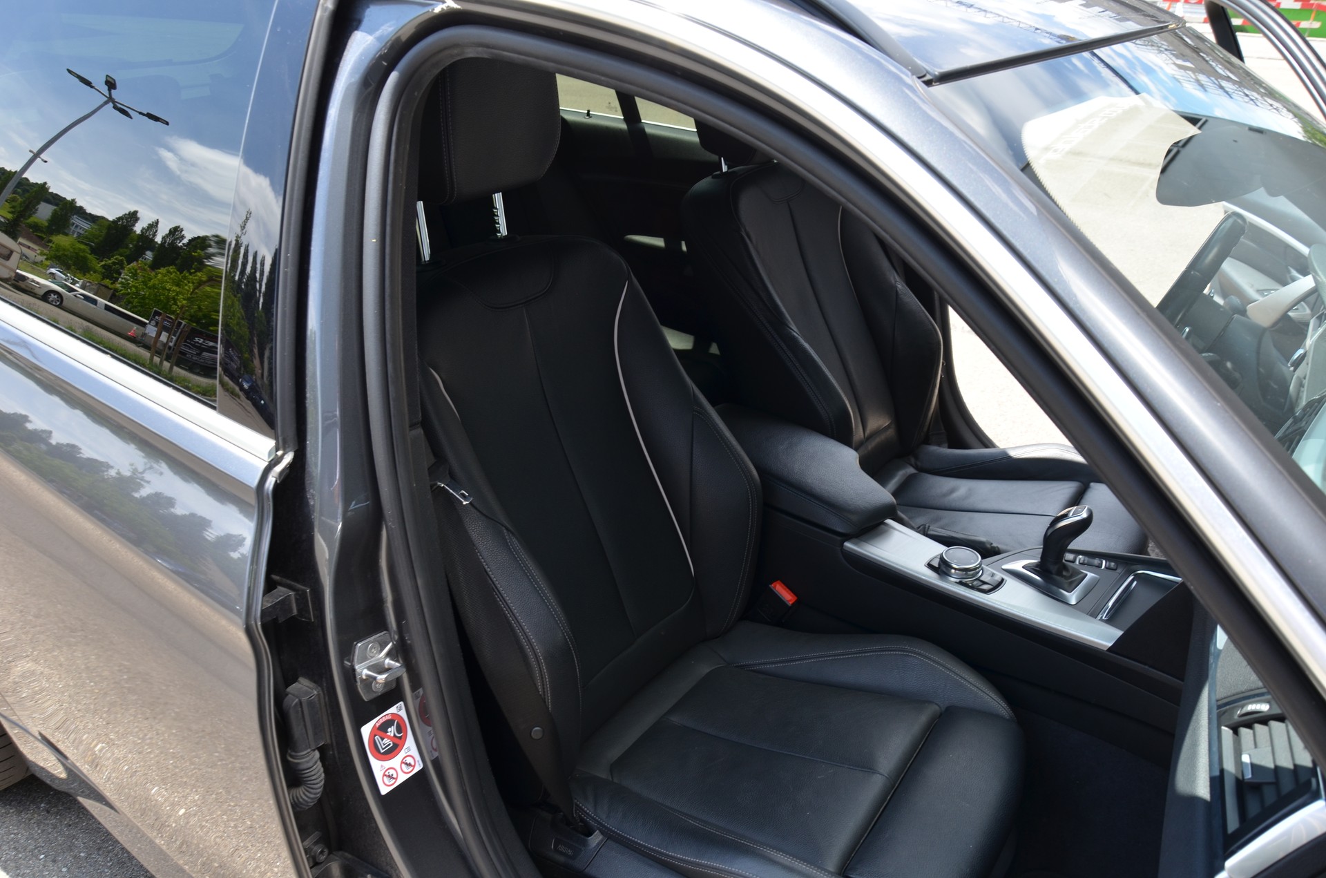 BMW 330i xDrive Touring M Sport Steptronic-image-19