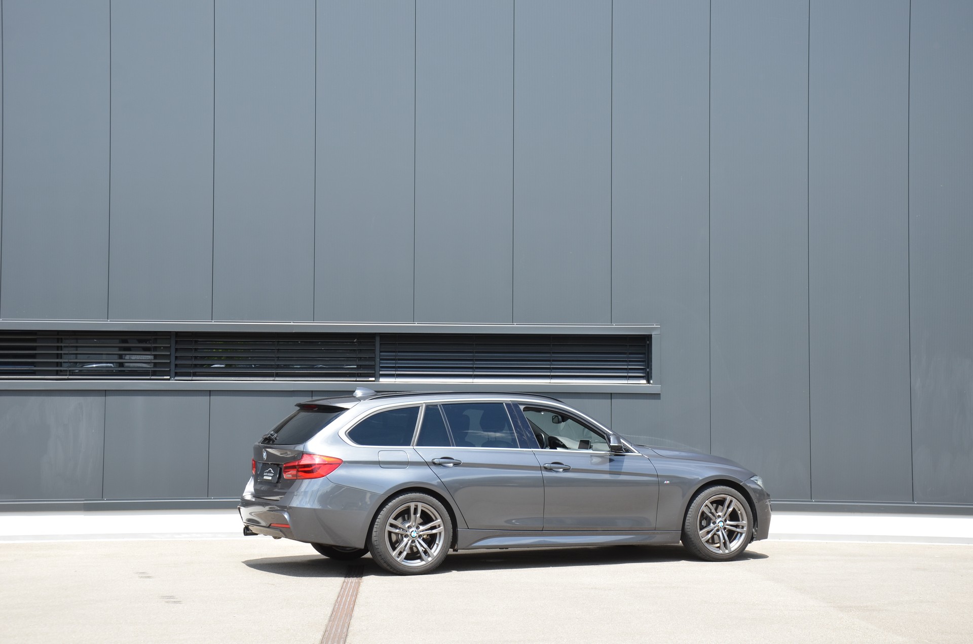 BMW 330i xDrive Touring M Sport Steptronic-showroom-element-3