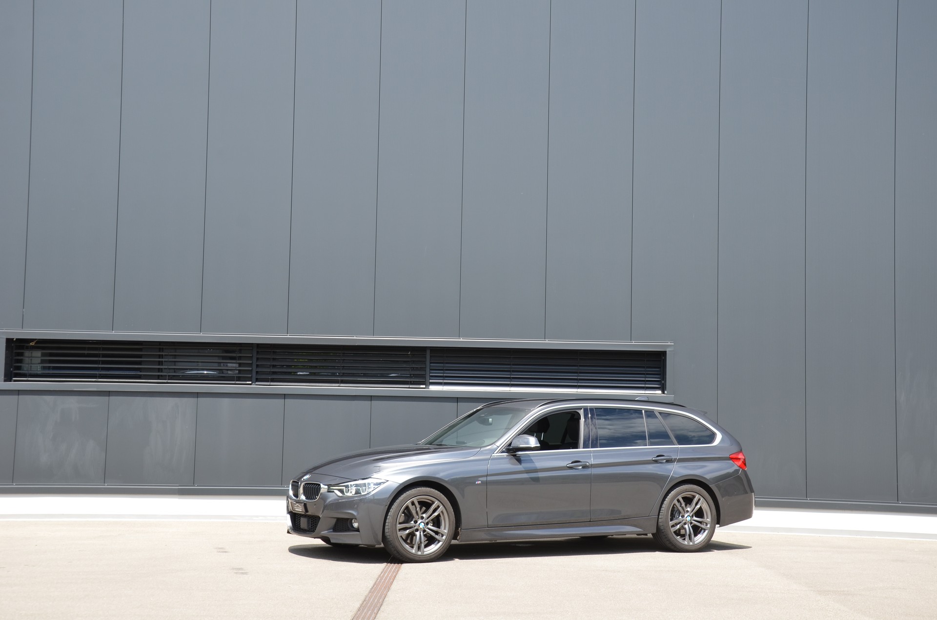 BMW 330i xDrive Touring M Sport Steptronic-showroom-element-1