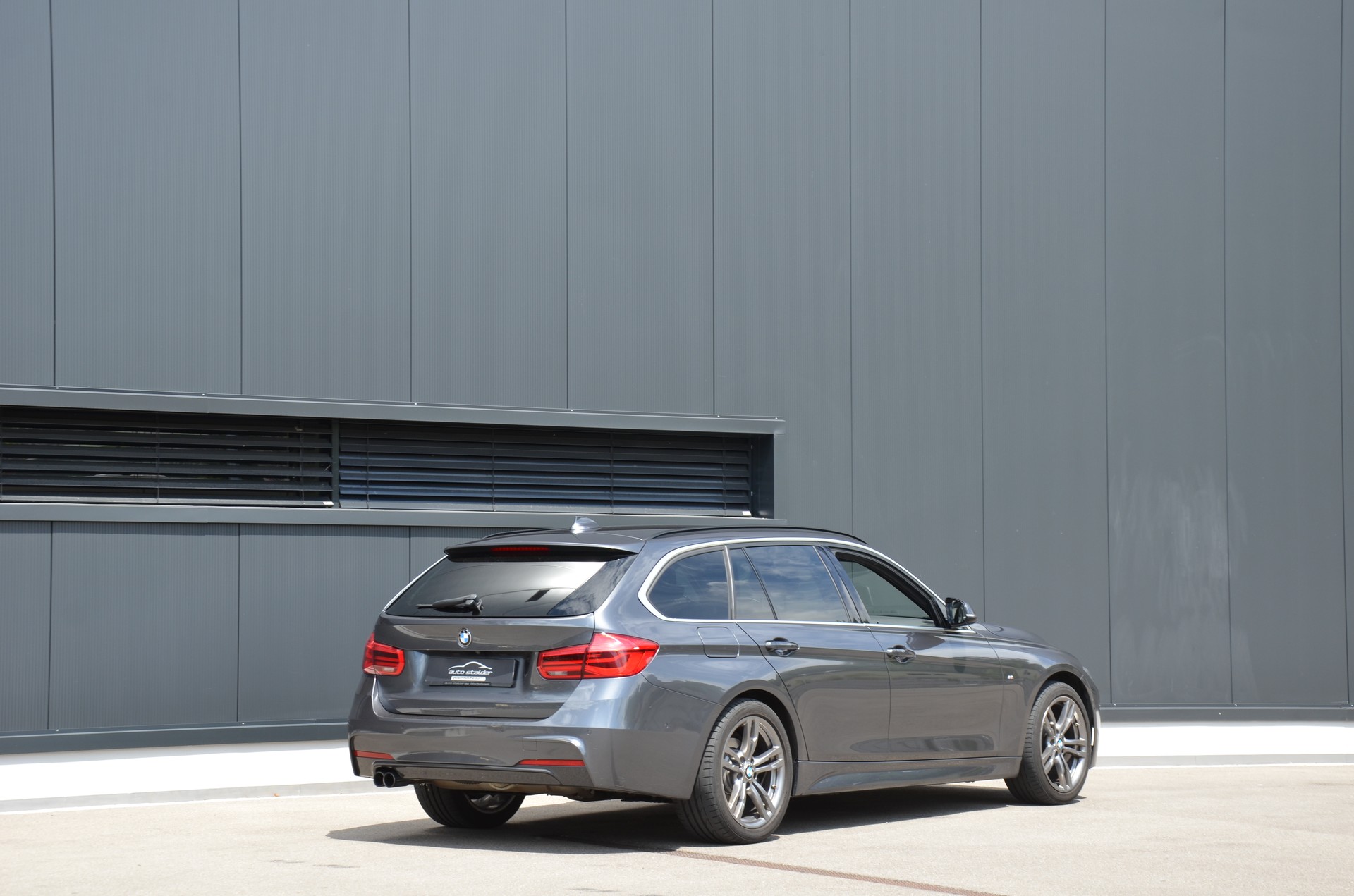 BMW 330i xDrive Touring M Sport Steptronic-showroom-element-2