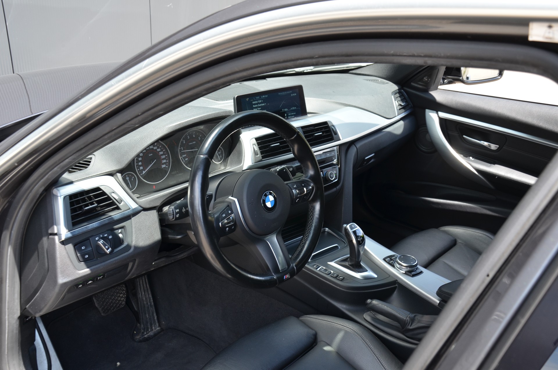 BMW 330i xDrive Touring M Sport Steptronic-image-13