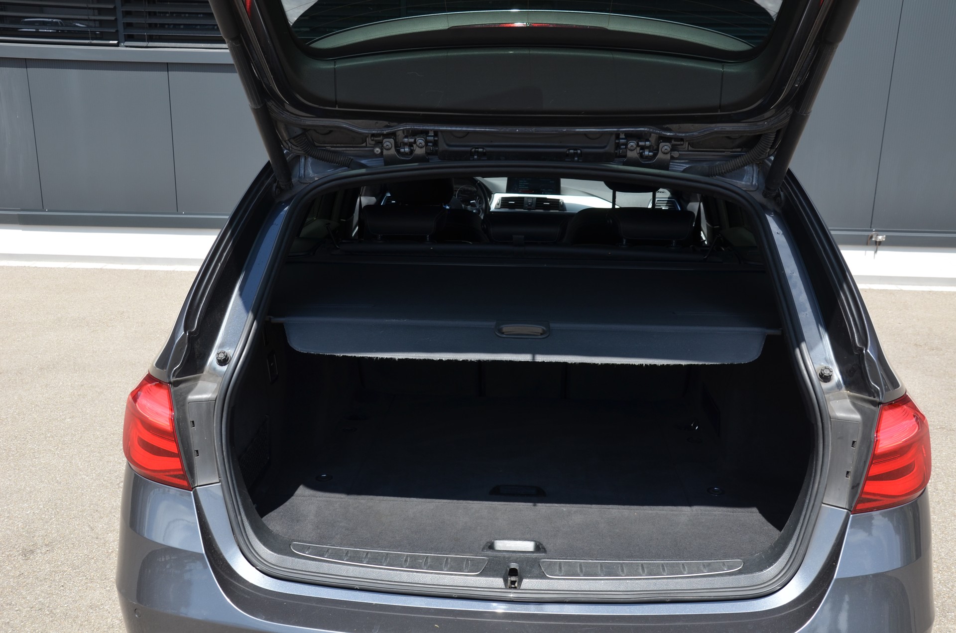 BMW 330i xDrive Touring M Sport Steptronic-image-8