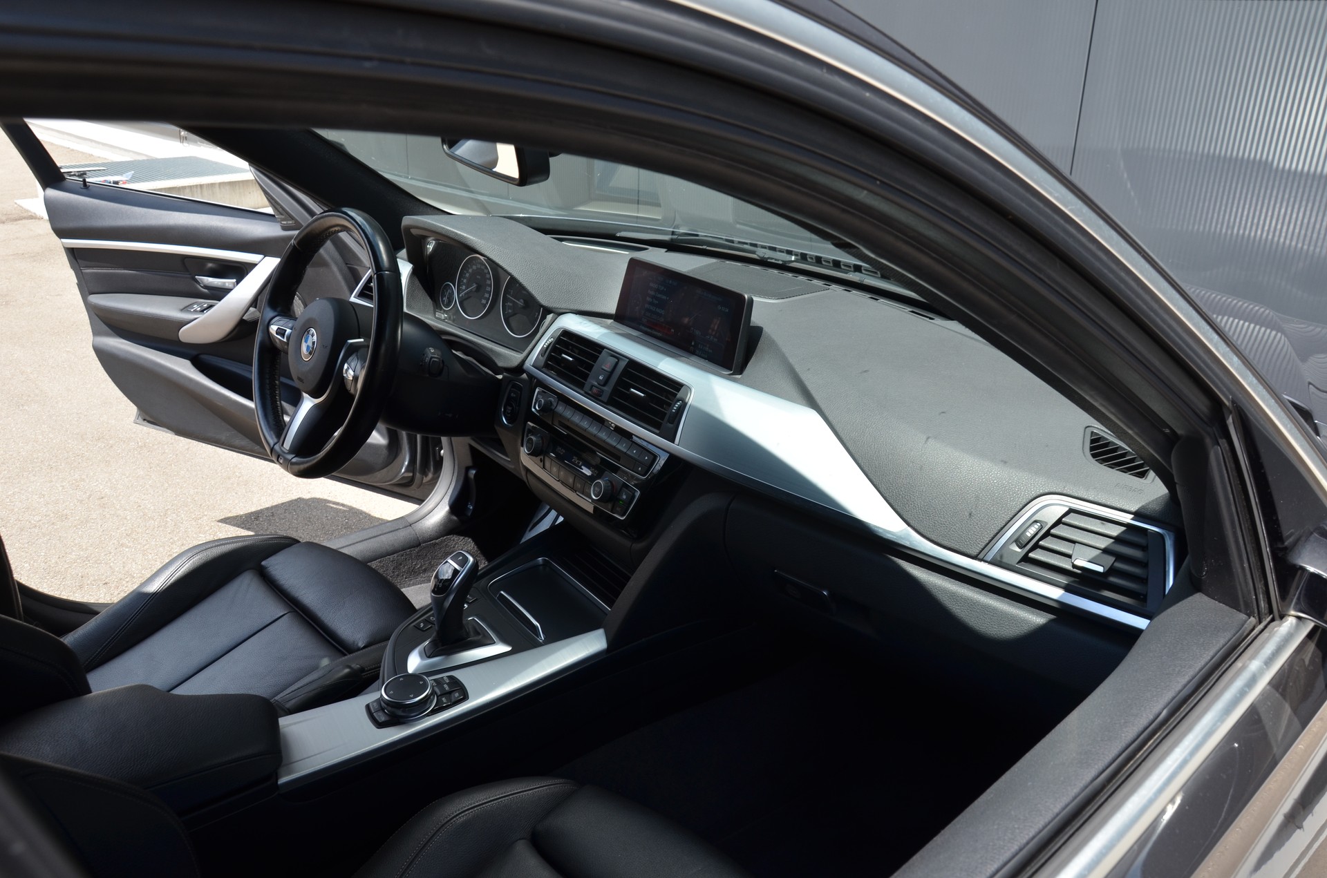 BMW 330i xDrive Touring M Sport Steptronic-image-18