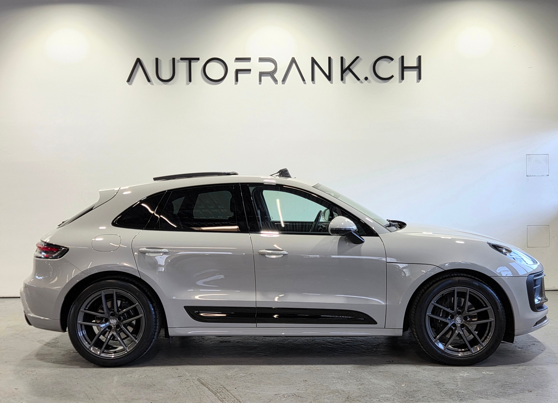 PORSCHE Macan 2.0 T-showroom-element-1