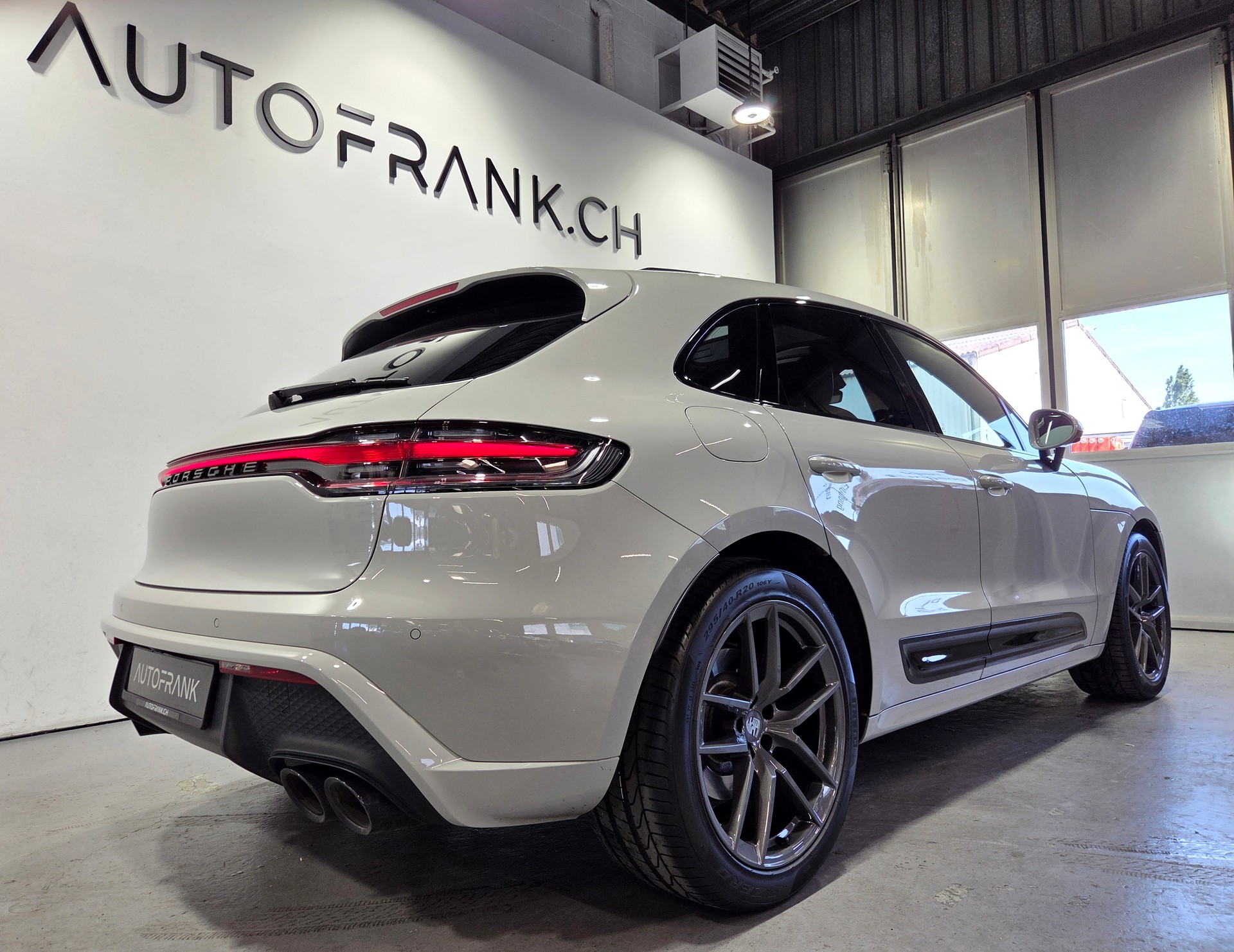 PORSCHE Macan 2.0 T-showroom-element-2