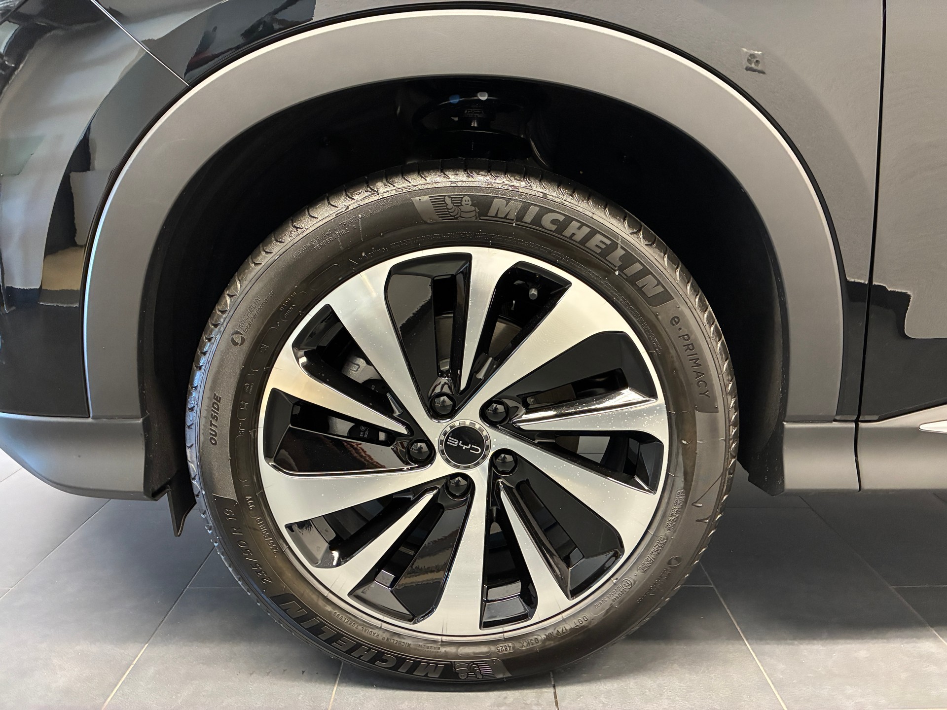 BYD Seal U DM-i Design AWD-showroom-element-2