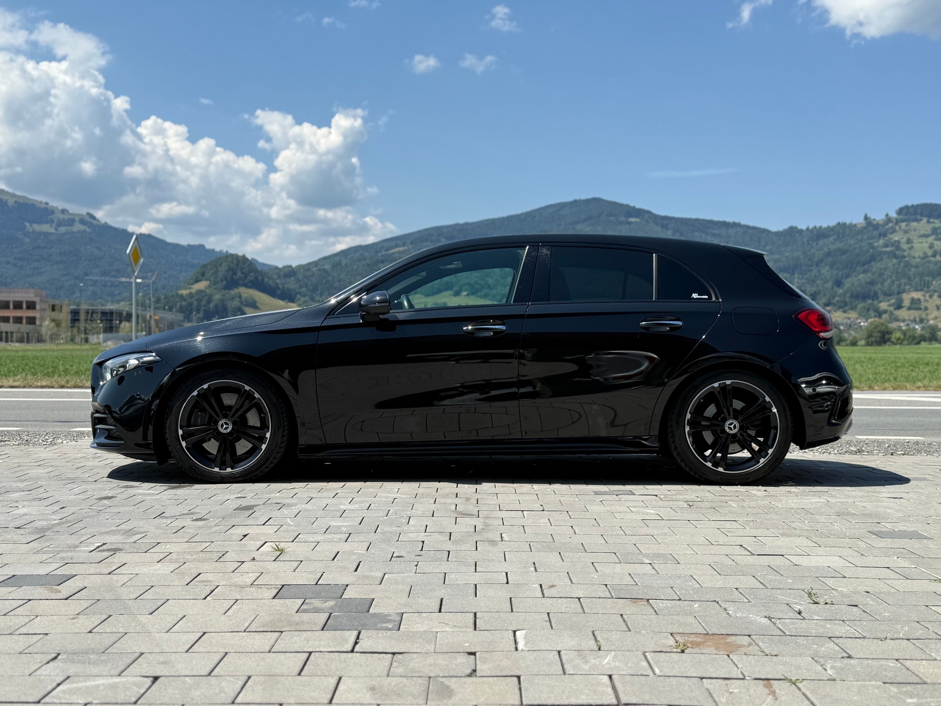 MERCEDES-BENZ A 250 AMG Line 7G-DCT-image-3