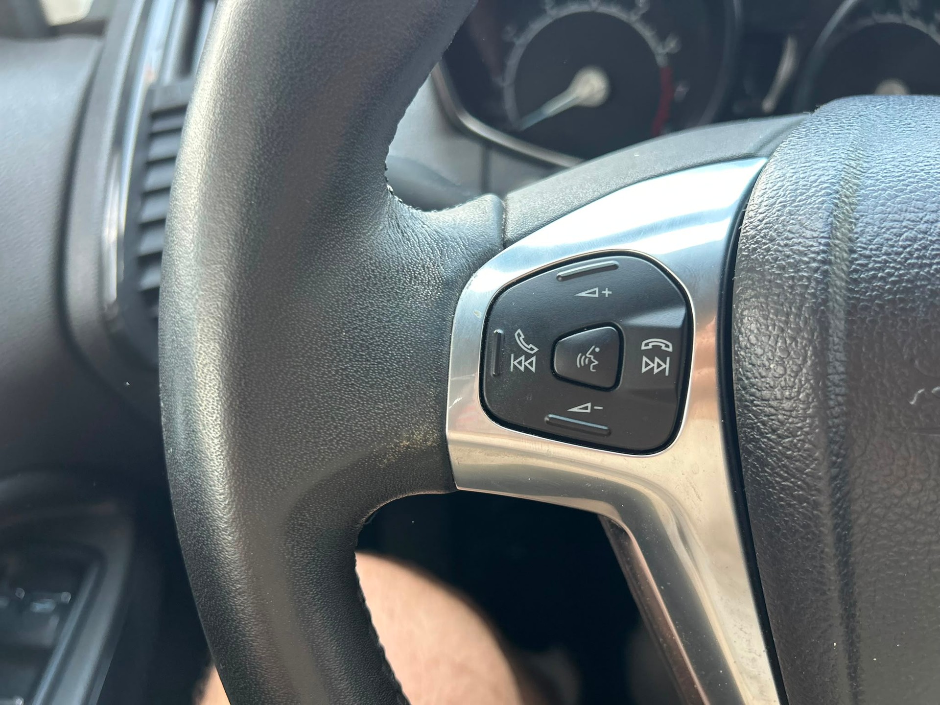 FORD EcoSport 1.0 SCTi Titanium-image-9