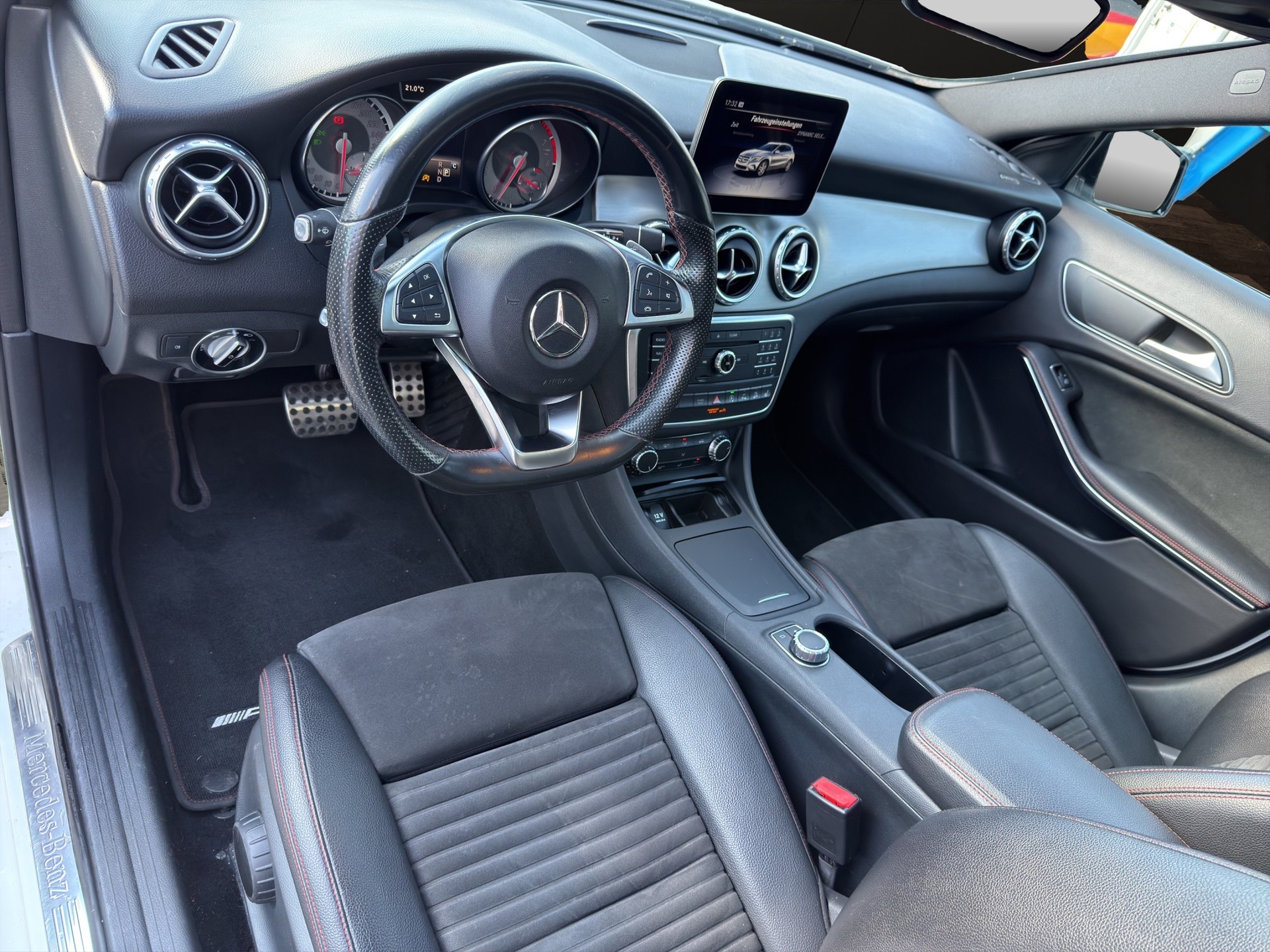 MERCEDES-BENZ GLA 250 AMG Line 4Matic 7G-DCT-image-8