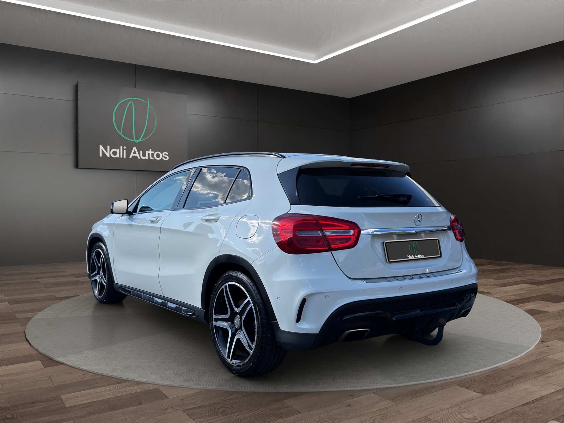 MERCEDES-BENZ GLA 250 AMG Line 4Matic 7G-DCT-showroom-element-3