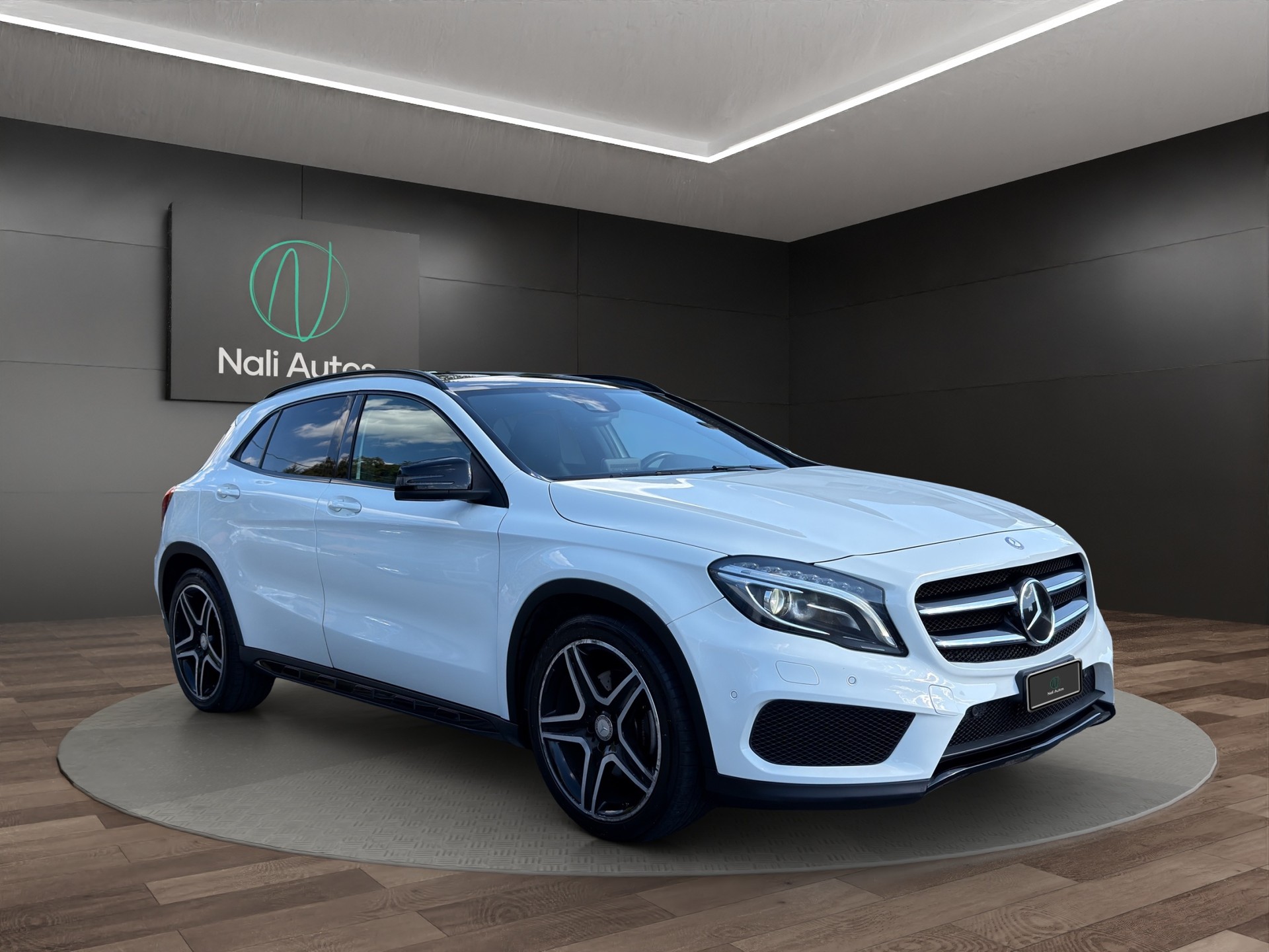 MERCEDES-BENZ GLA 250 AMG Line 4Matic 7G-DCT-showroom-element-1