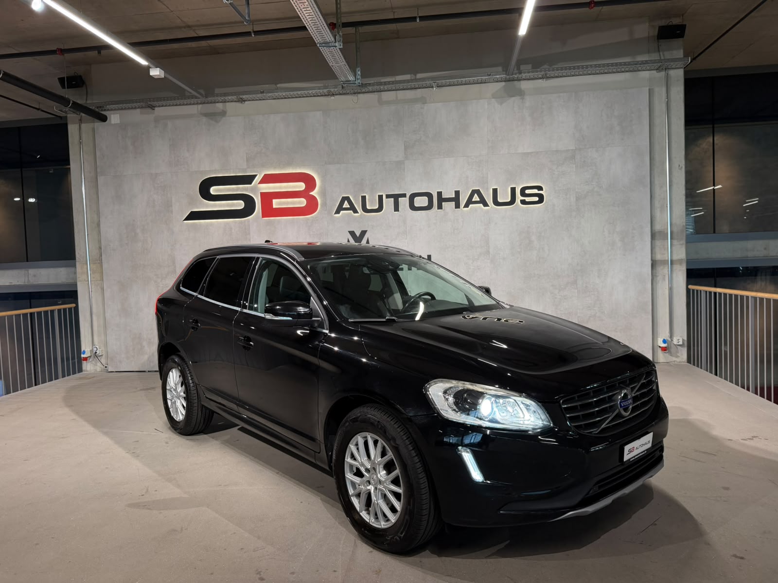 VOLVO XC60 D4 AWD Momentum Geartronic (CH)-showroom-element-1