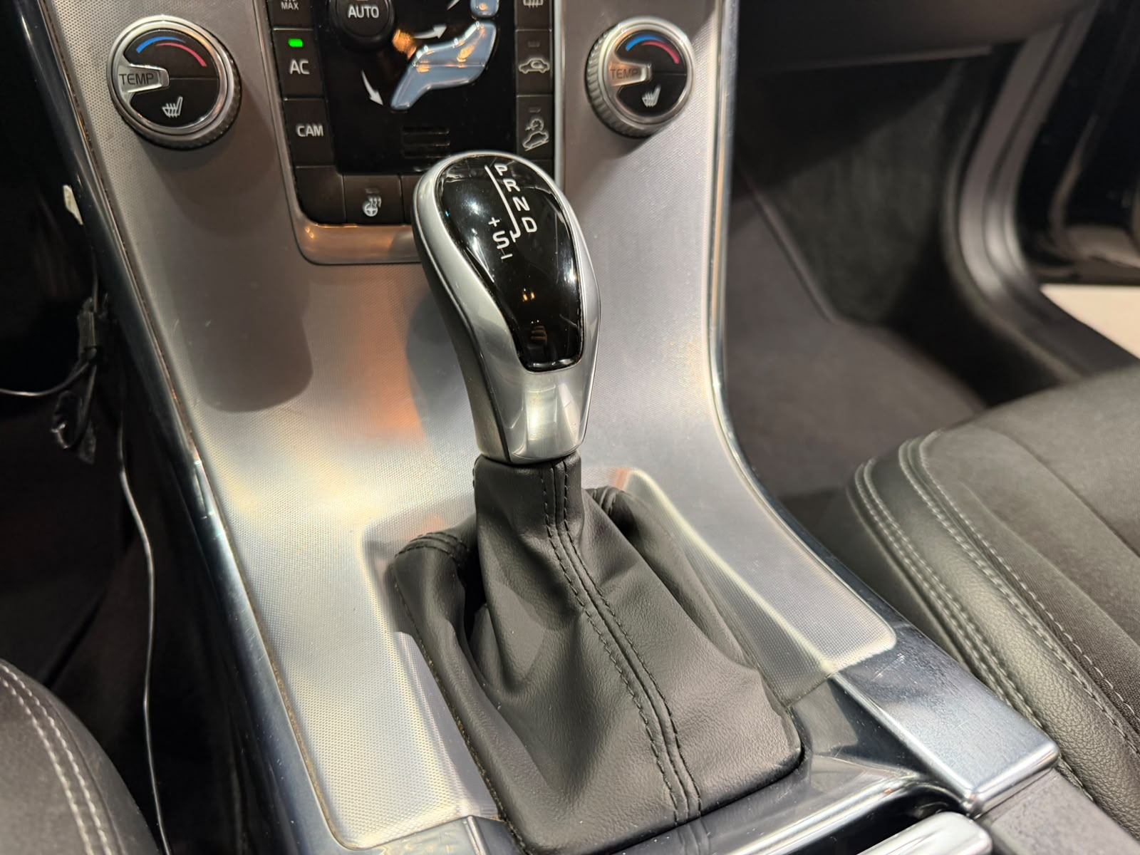 VOLVO XC60 D4 AWD Momentum Geartronic (CH)-image-26