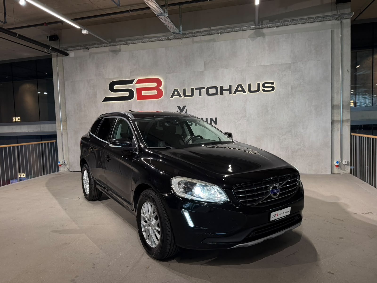 VOLVO XC60 D4 AWD Momentum Geartronic (CH)-showroom-element-2