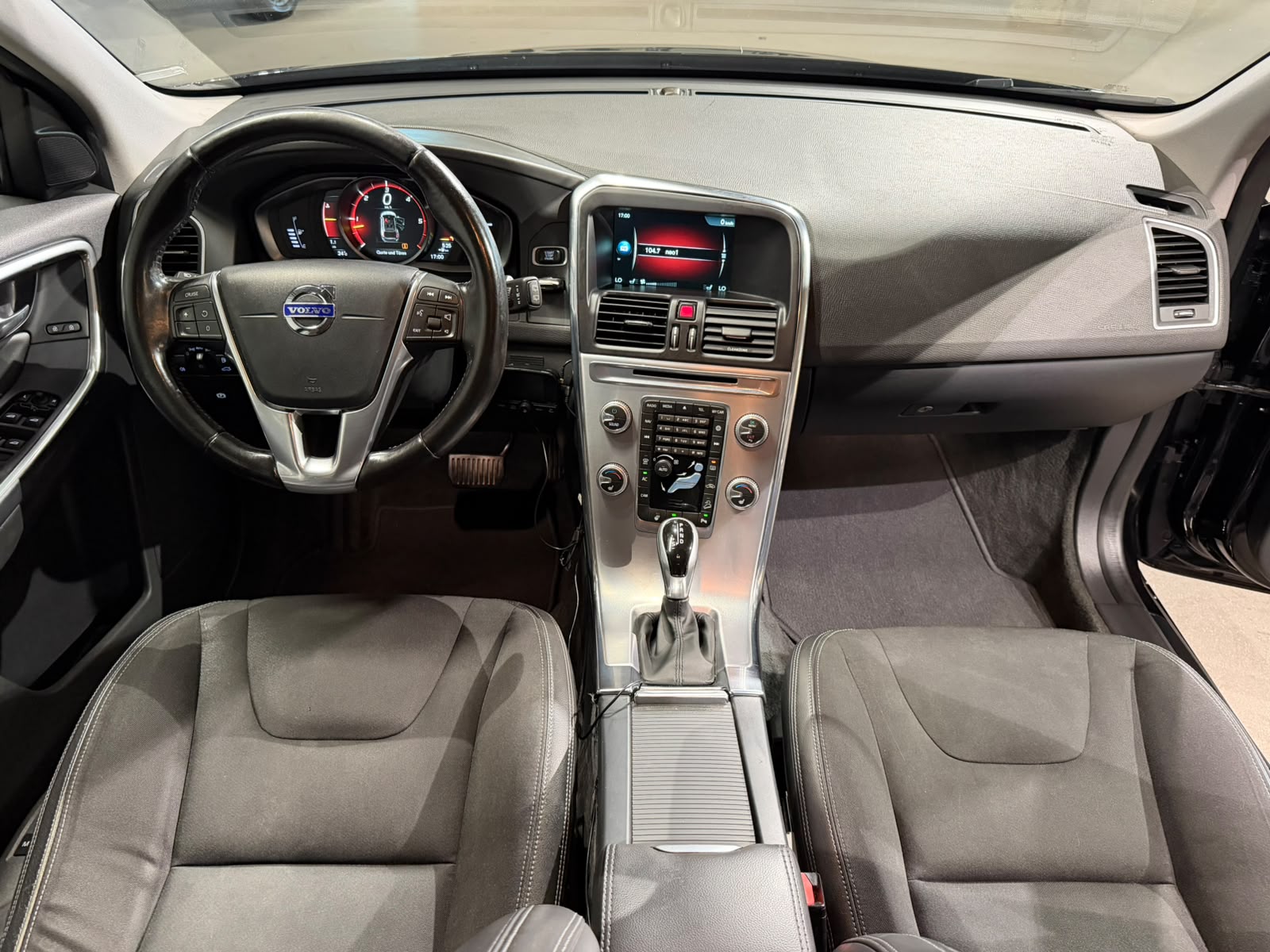 VOLVO XC60 D4 AWD Momentum Geartronic (CH)-image-17