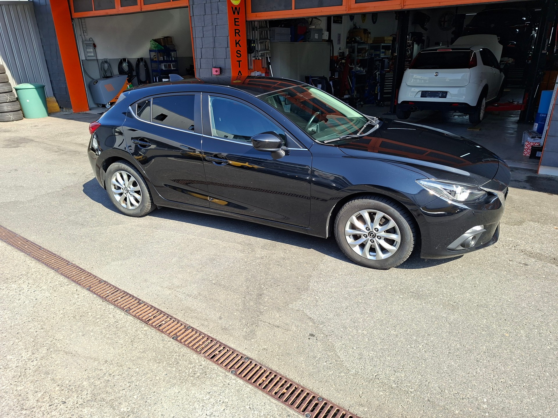 MAZDA 3 2.2 16V CD Revolution-showroom-element-2