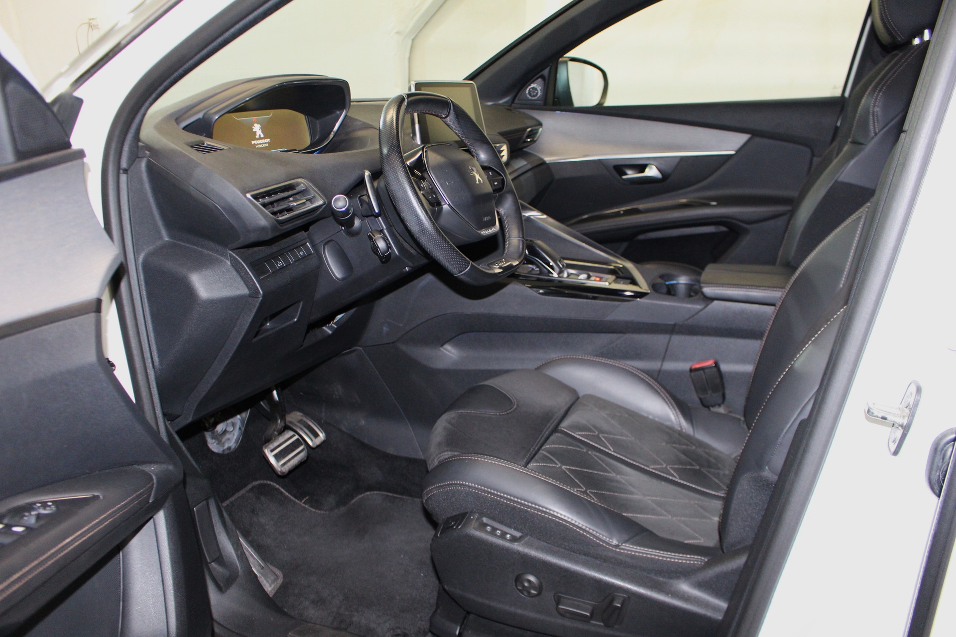 PEUGEOT 3008 2.0 BlueHDi 180 GT-image-6