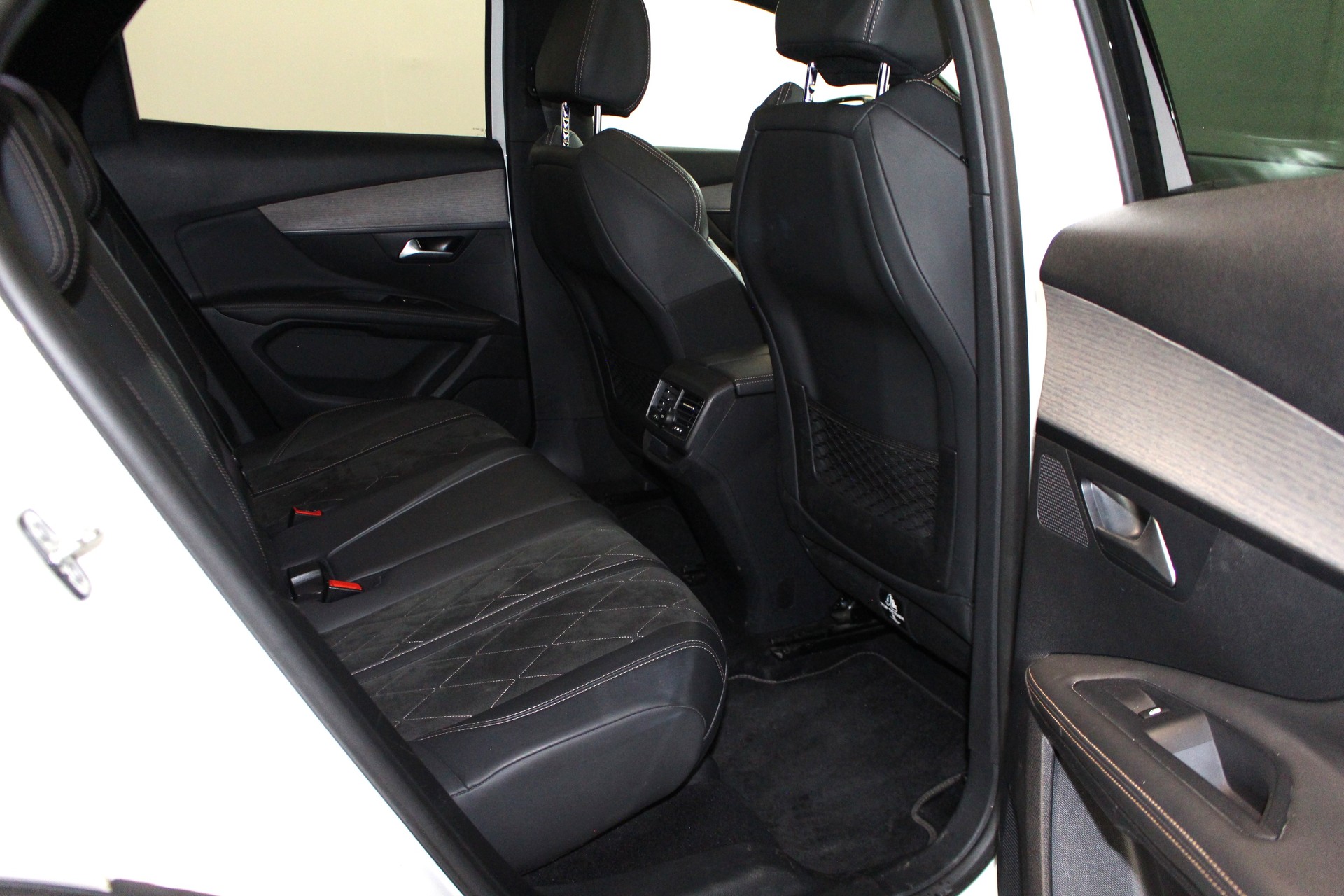 PEUGEOT 3008 2.0 BlueHDi 180 GT-image-9
